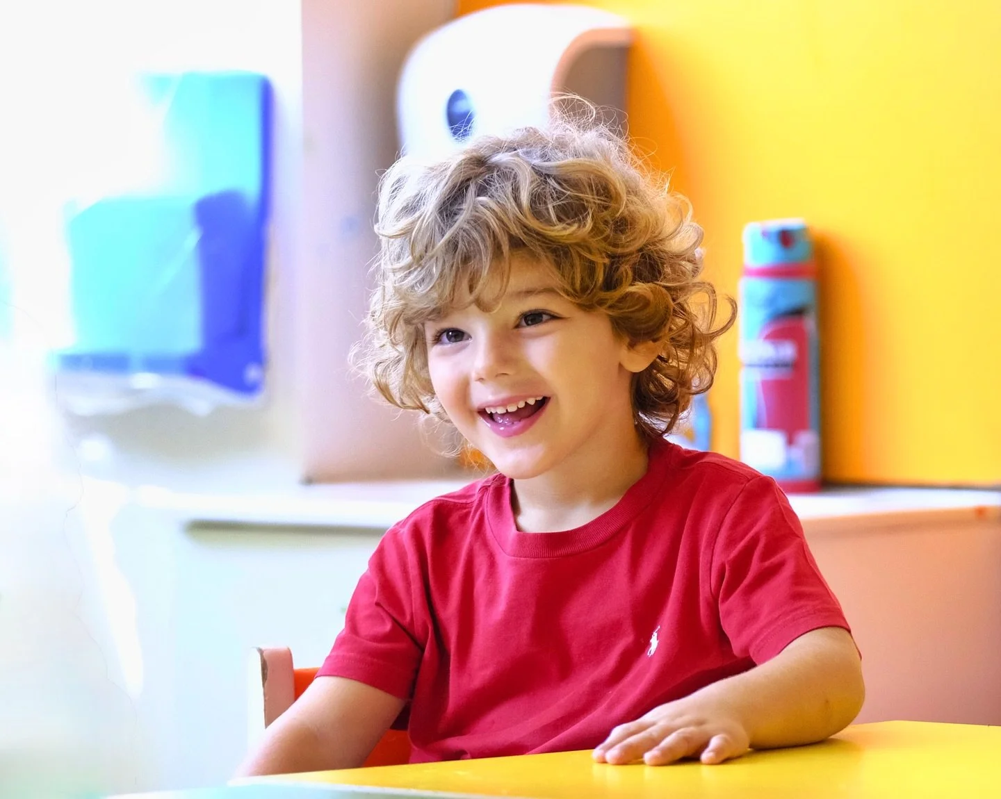 Eraslan’da anaokuluna başlamak, öğrencilerimiz için heyecan dolu bir serüvenin ilk adımı demek. Aynı zamanda İngilizce ve Türkçe’nin gün boyu iç içe geçtiği çift dilli bir yolc