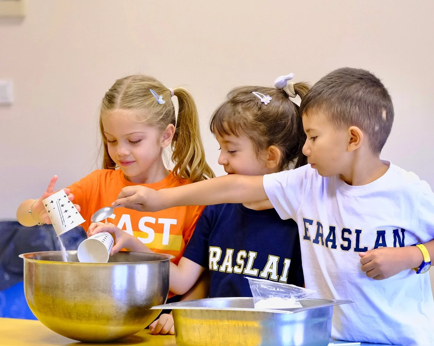 Motor becerilerimizi geliştirmek ve biraz da iştahımızı kabartmak için kolları sıvadık. 👩🏻‍🍳👨🏻‍🍳
Eraslan Bilingual Anaokulu’nda düzenli olarak gerçekleştirdiğimiz çift dilli mutfak atölyelerinde bir