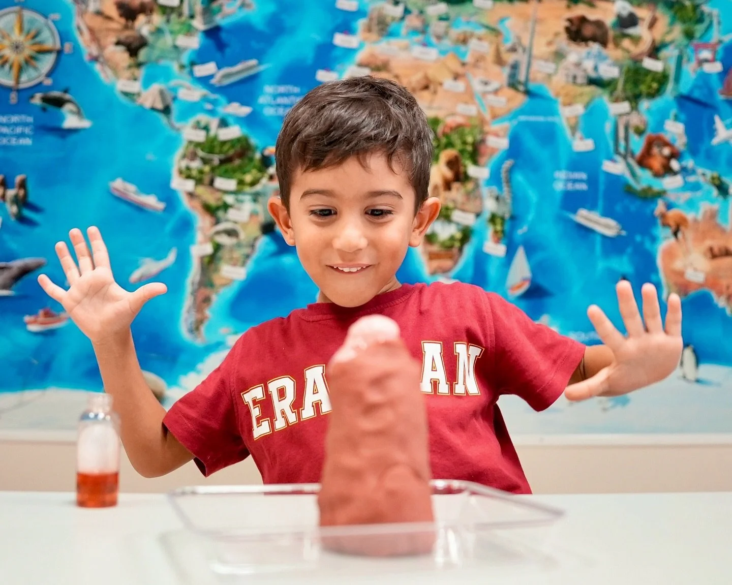 Bu haftaki çift dilli STEAM dersinde, 6 yaş hazırlık öğrencilerimiz kilden kendi yanardağlarını tasarladı ve patlamalarla kimyasal tepkimelerin büyüleyici dünyasını keşfetti. 🌋💥 Eraslan’da bilim hem merak uyandırıcı