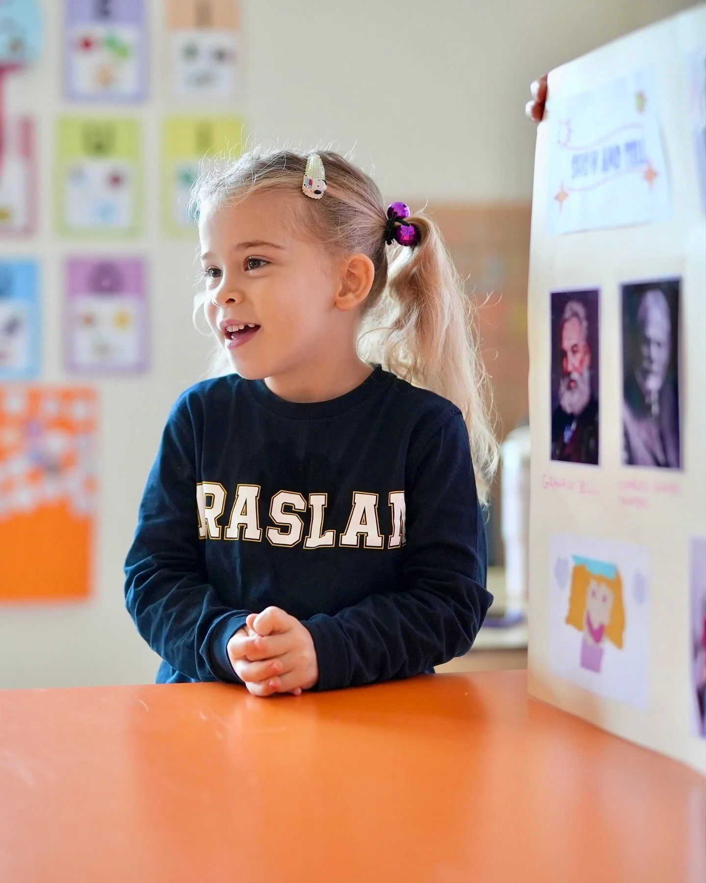 Eraslan Bilingual Anaokulunda yine çok özel konuklarımız vardı: Ailelerimiz! 💙
Kendini ifade etme, paylaşma ve özgüvenimizi tazeleme amacıyla düzenlediğimiz Show and Tell etkinliğimize katılan tüm ailelerimize gö