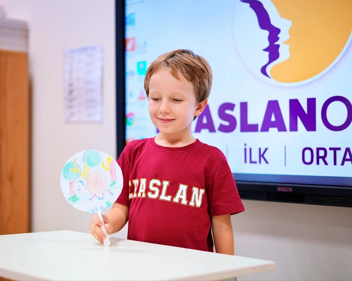 Bilingual 1. sınıf öğrencilerimiz, her hafta kendi hazırladıkları eğlenceli hikâyeleri sahnede paylaşıyorlar. Bu süreçte çift dillilik, akıcı konuşma, dilin doğru kullanımı ve topluluk önünde kendini ifade etme