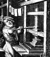 Un homme utilisant la presse de Guthenberg avec une bonne humeur probablement due à la presse de ses cousins vignerons.