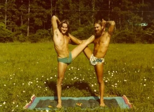 Une partie de jambes en l'air entre yogis, durant les années 60. 