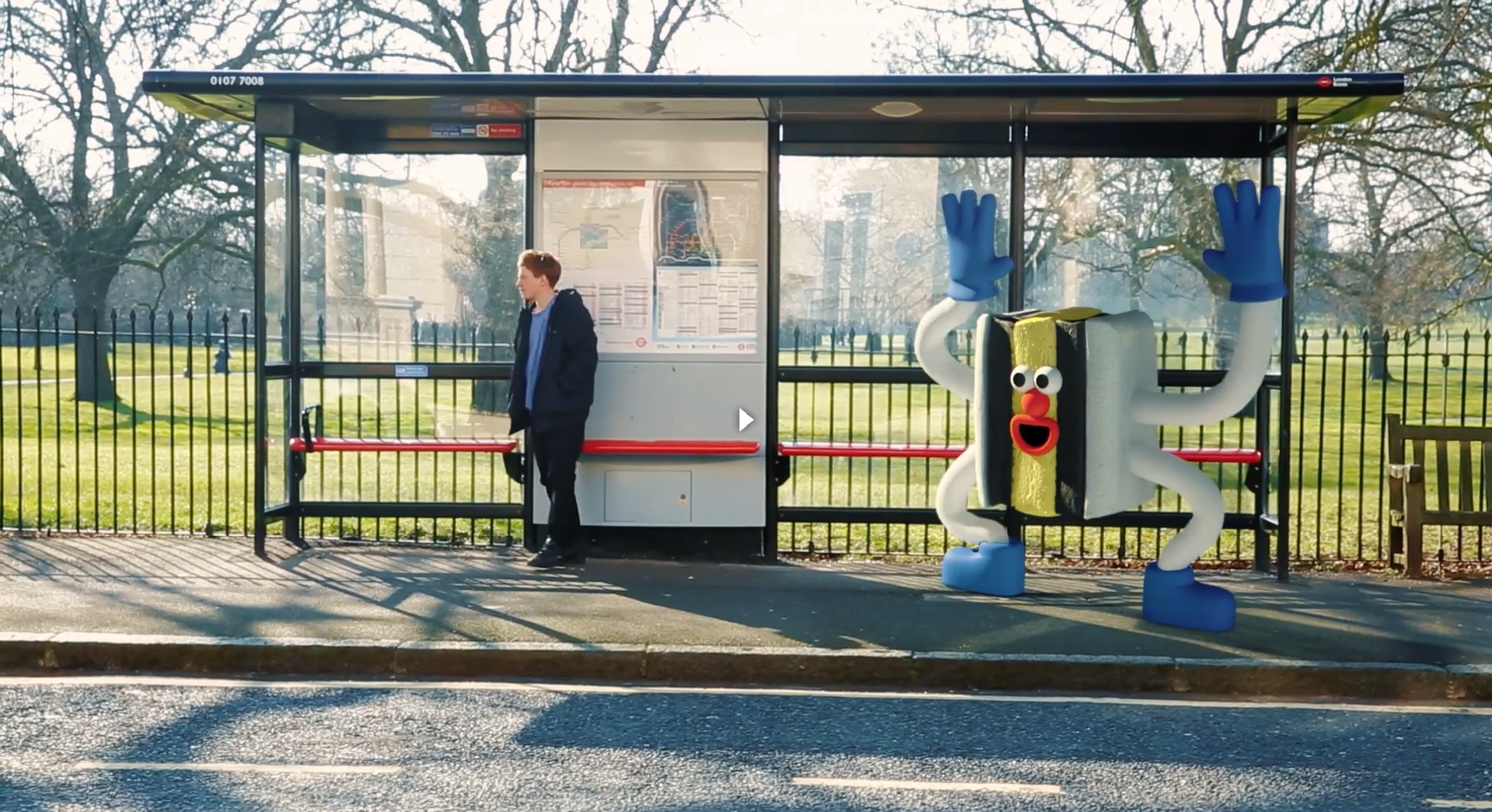 Un extraverti en train d'embêter un introverti à un arrêt de bus. (https://www.youtube.com/watch?v=Bk-6VWZoR6s)