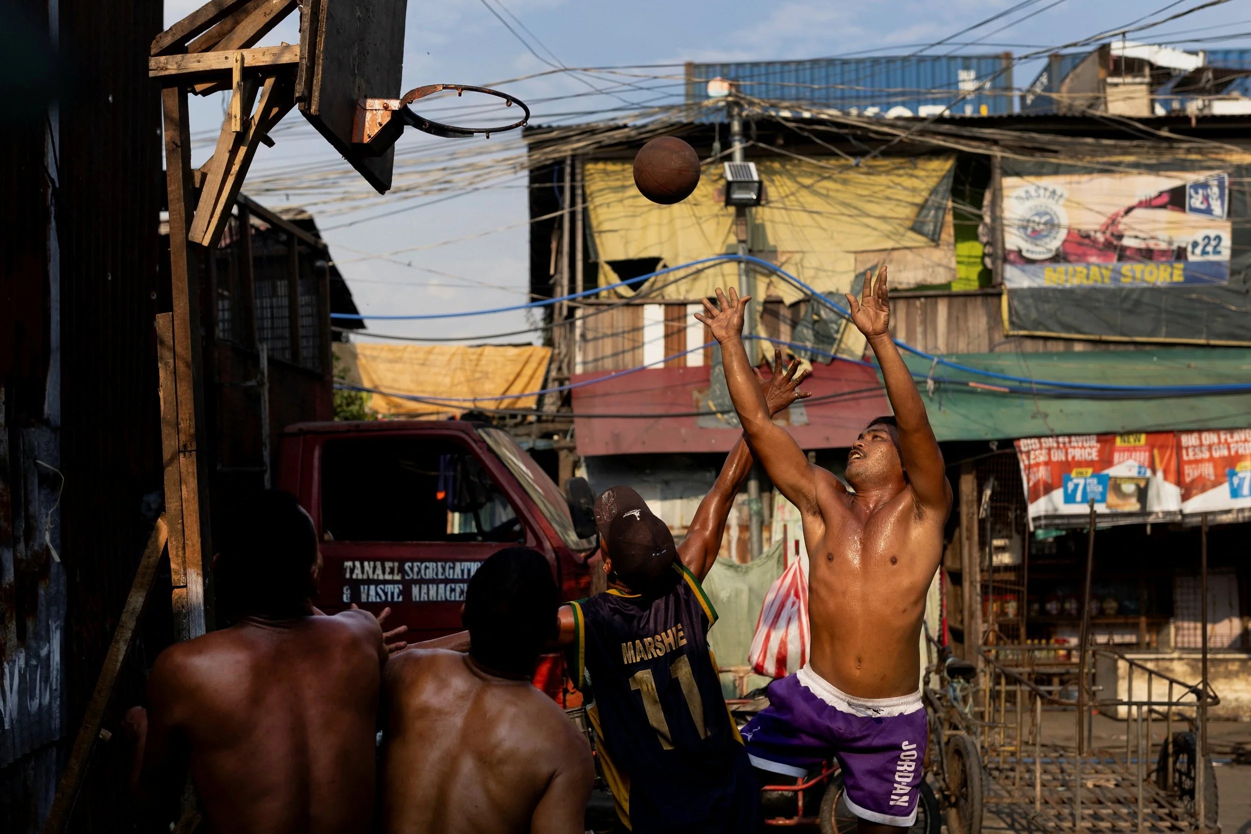 2023-08-23T230105Z_127239488_RC2802A7UHYF_RTRMADP_3_BASKETBALL-WORLDCUP-PHILIPPINES-FANS.JPG