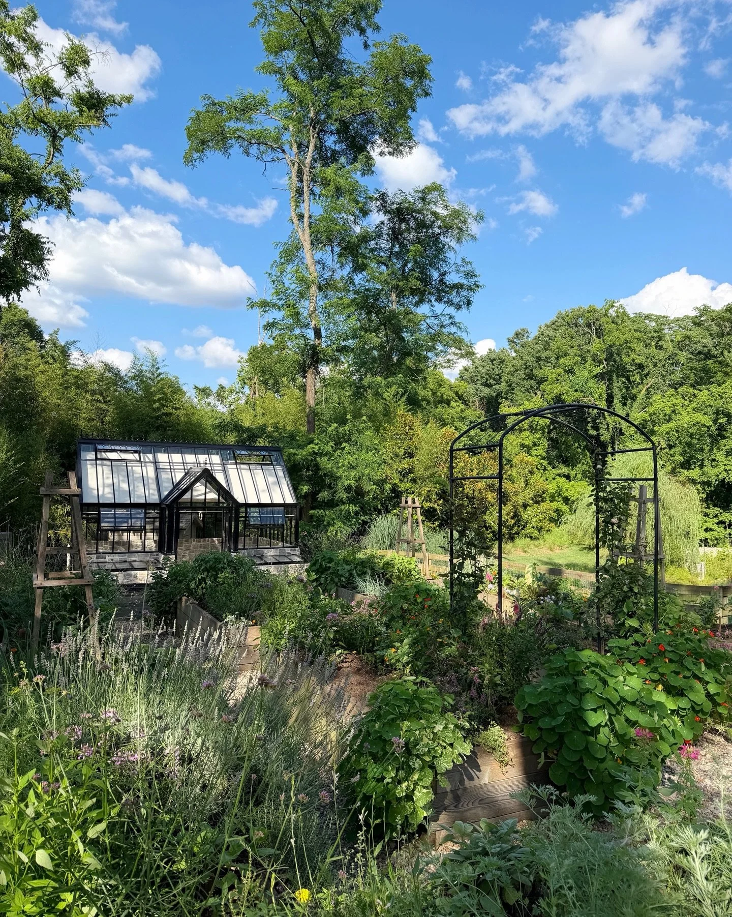 This garden at 5 o&rsquo;clock is my favorite hour. 💕 #gardendesign #culinarygarden #greenhouse #gardeninspiration #springgarden