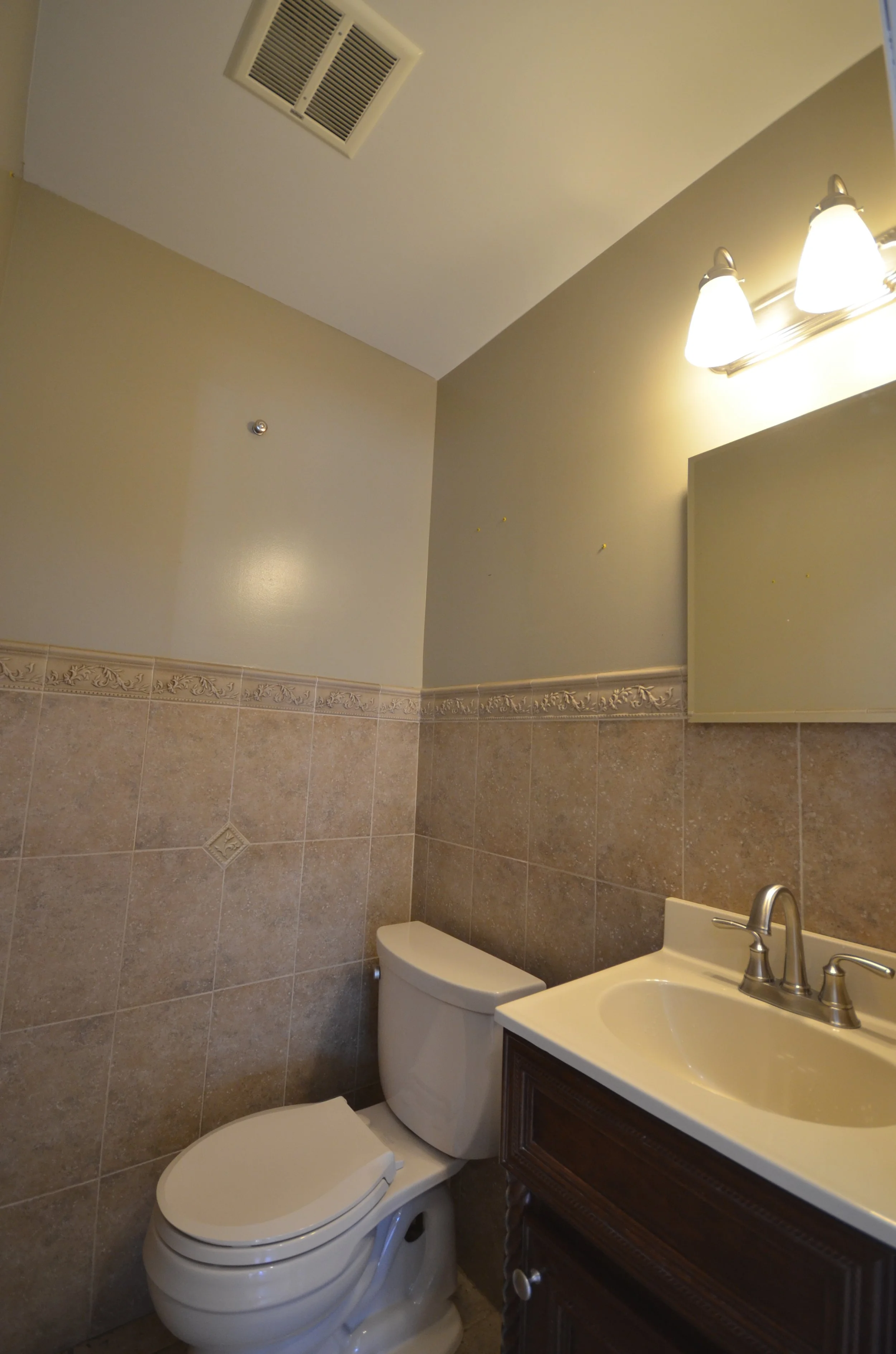 1st fl bath.JPG