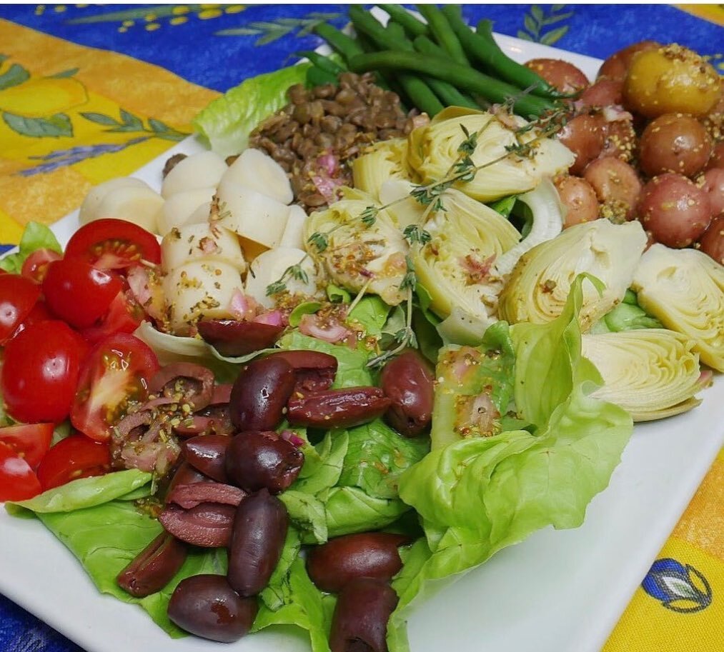 VIBRANT VEGAN FRENCH SALAD 🥗 NI&Ccedil;OISE 

This Vegan News Daily Salad Ni&ccedil;oise tastes and looks exactly like a delicious 🤤 lunch that you&rsquo;d order from a beautiful outdoor restaurant by the sea 🌊 in France 🇫🇷.🍴 

Did you know tha