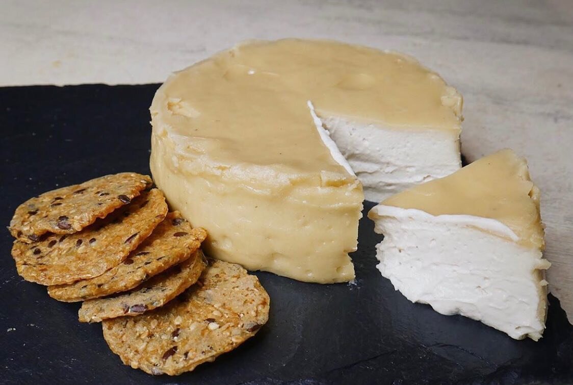 VEGAN FRENCH BRIE CHEEZE 🧀 

This Vegan News Daily Brie tastes and looks like it belongs on a delicious 🤤 cheeseboard that you&rsquo;d order from a restaurant in France🇫🇷 .🍴 

Brie originated in Seine-et-Marne, France. The legend is that in the 