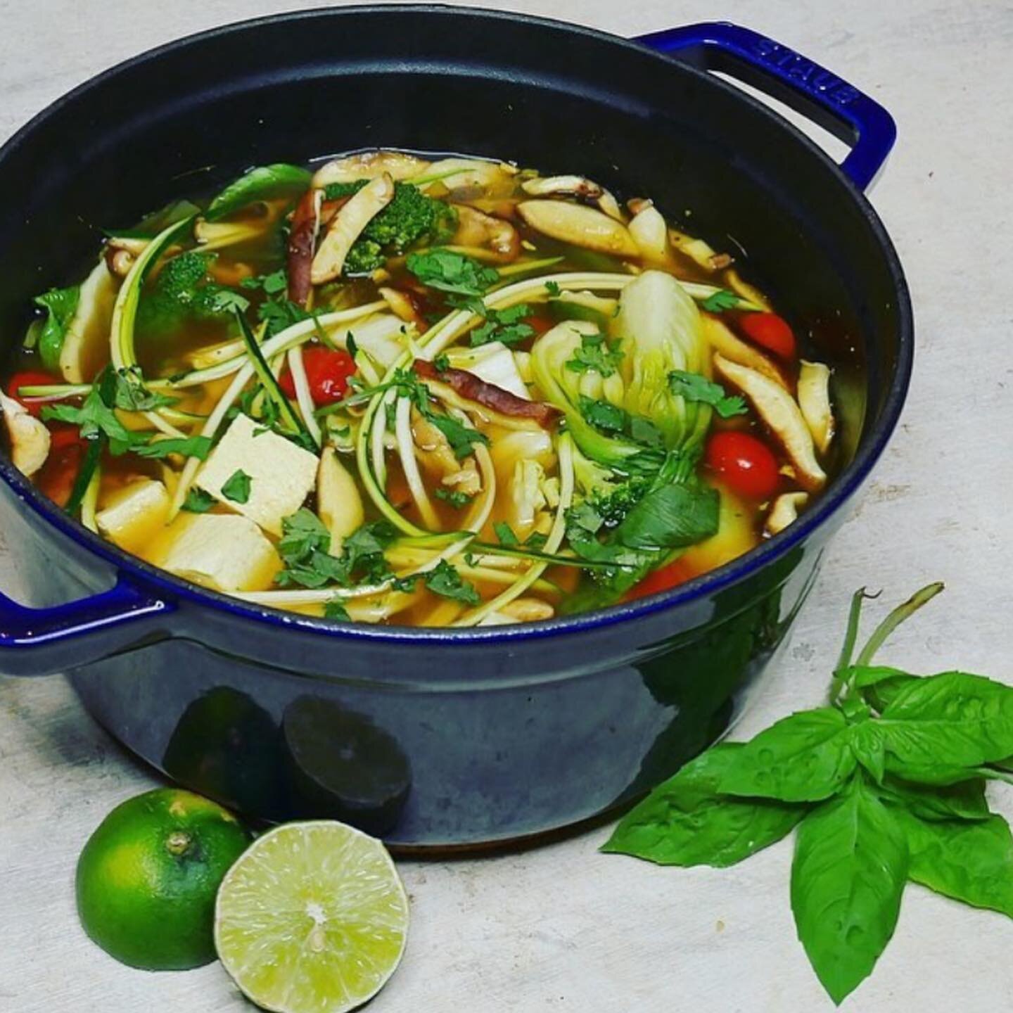 TASTY 😋 THAI TOM YUM SOUP 🍲 

Soup 🍲 season 🍂 has begun and this Vegan News Daily Tom Yum tastes and looks like a delicious 🤤 warm meal that you&rsquo;d order from a restaurant in Thailand. 🍜 

Tom Yum soup 🥣 is a spicy and sour soup that orig
