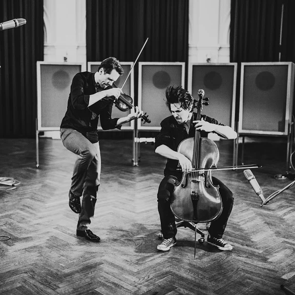 danes, 17. 5. 2016, ob 20.00 uri Cankarjev dom, Ljubljana (Štihova dvorana) BartolomeyBittmann – progressive strings vienna (Avstrija) " Avstrijski dvojec, ki prebija meje v glasbi " Matthias Bartolomey, violončelo & Klemens Bittmann, violina/mandola KUPI VSTOPNICO: http://vstopnice.cd-cc.si/si/nakup-korak-1.html