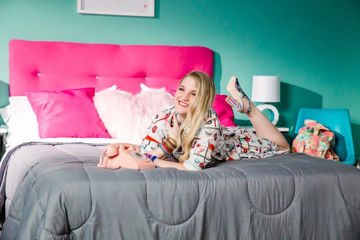 Watch the Music Video for Elise's Super Fun Hit "1 800 Amor"