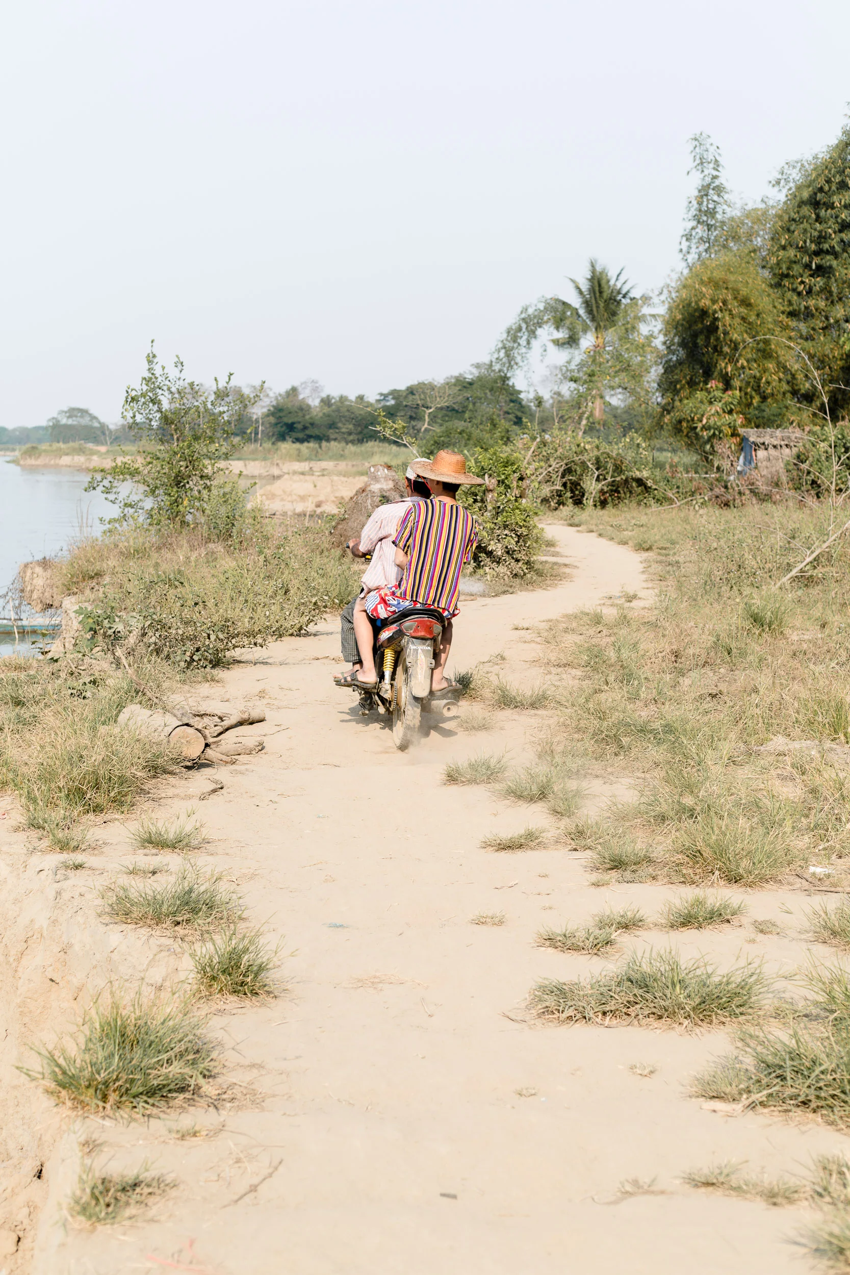 myanmar_by_water_37.jpg