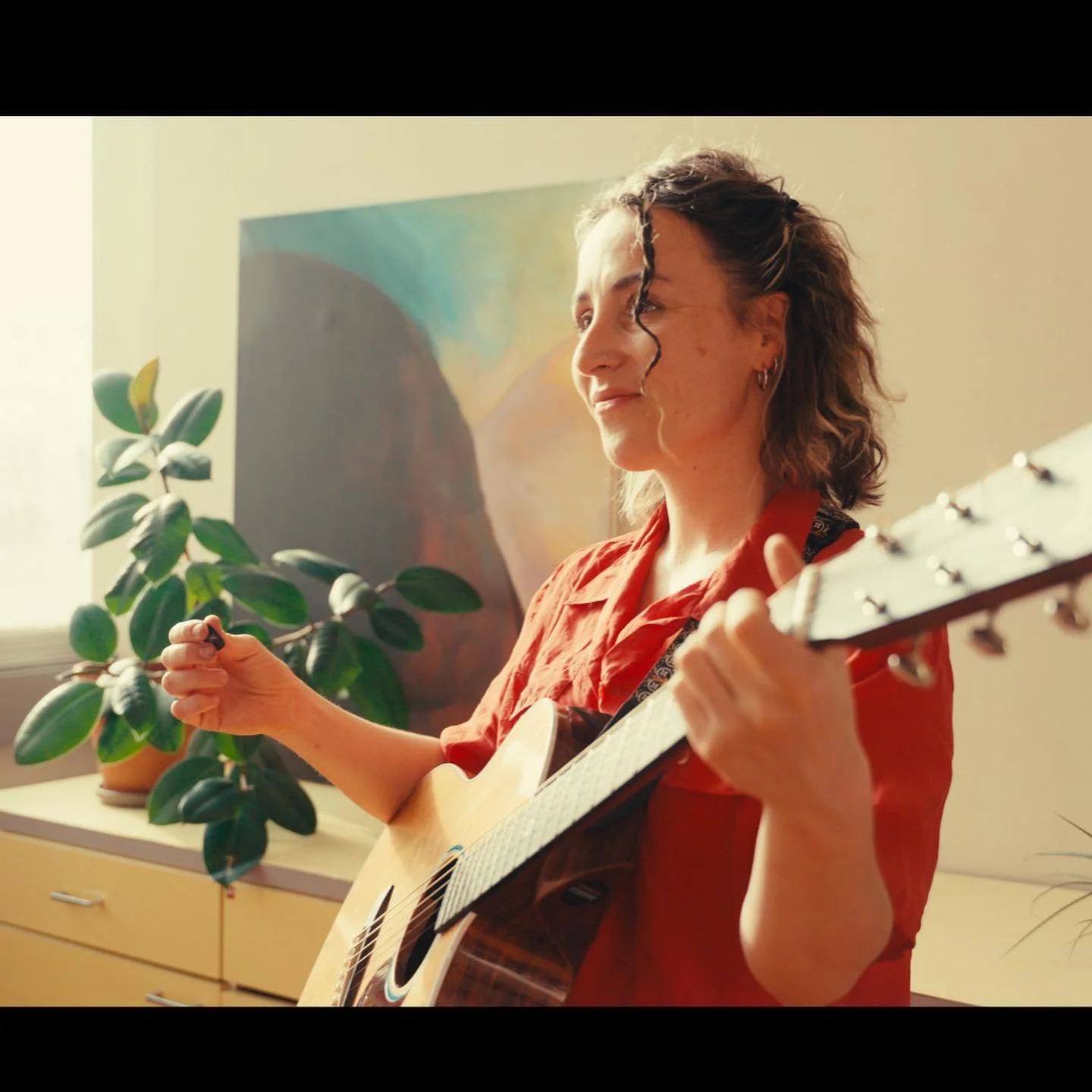 ᗰᗩᖇGᗩTE live video out in two days🌞 oct 9.

We filmed the acoustic session in the spacious sunny kitchen at Cantina Studio - the 2nd home of @bossadamusic 🏠

photos &amp; video by Nathalie Berger.

🫶🏻 @haubisongs @alvinschwaar @rosasbrille @ina.e