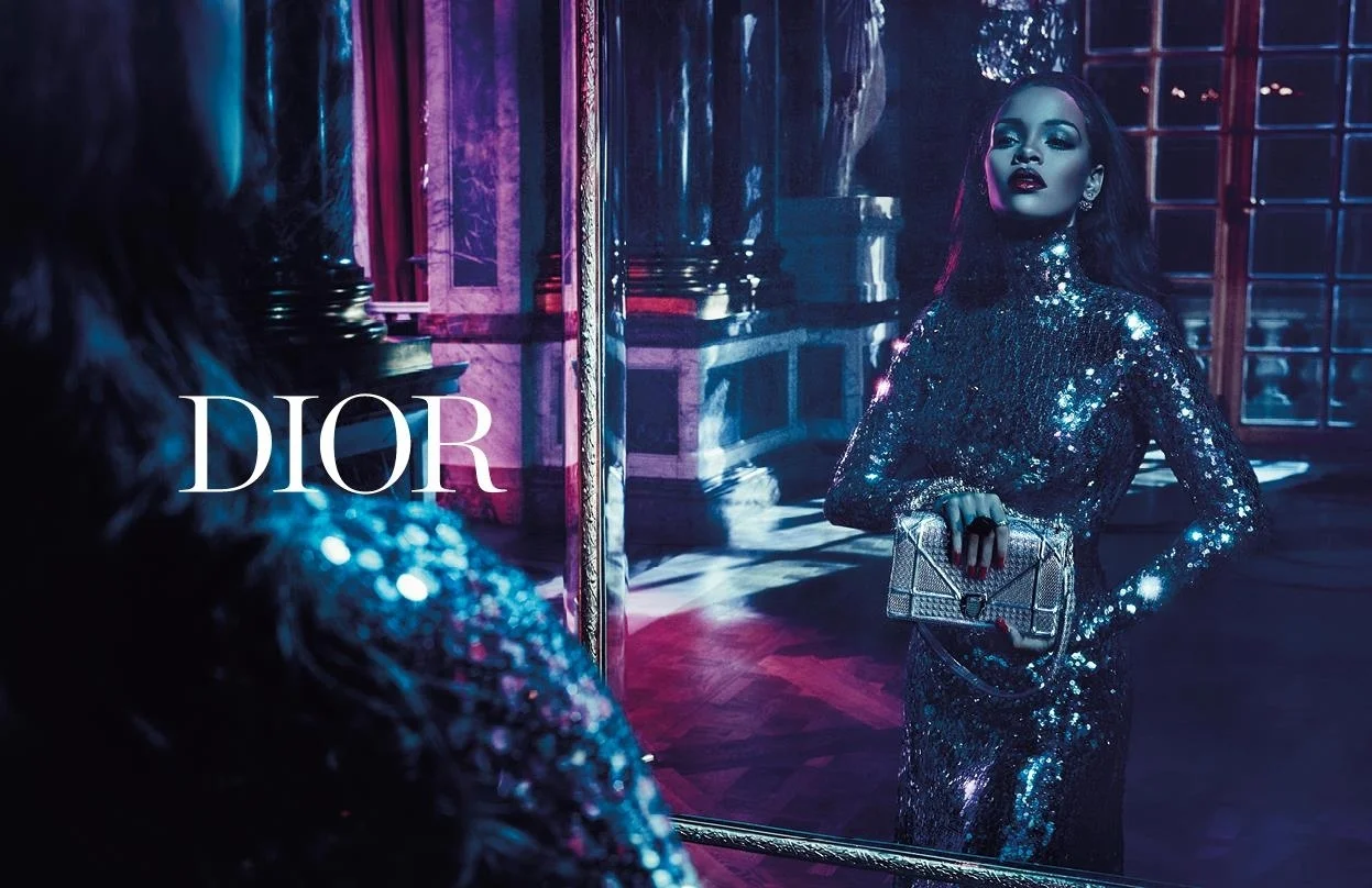 Rihanna en de spiegel, in een campagne, gemaakt in Versailles.