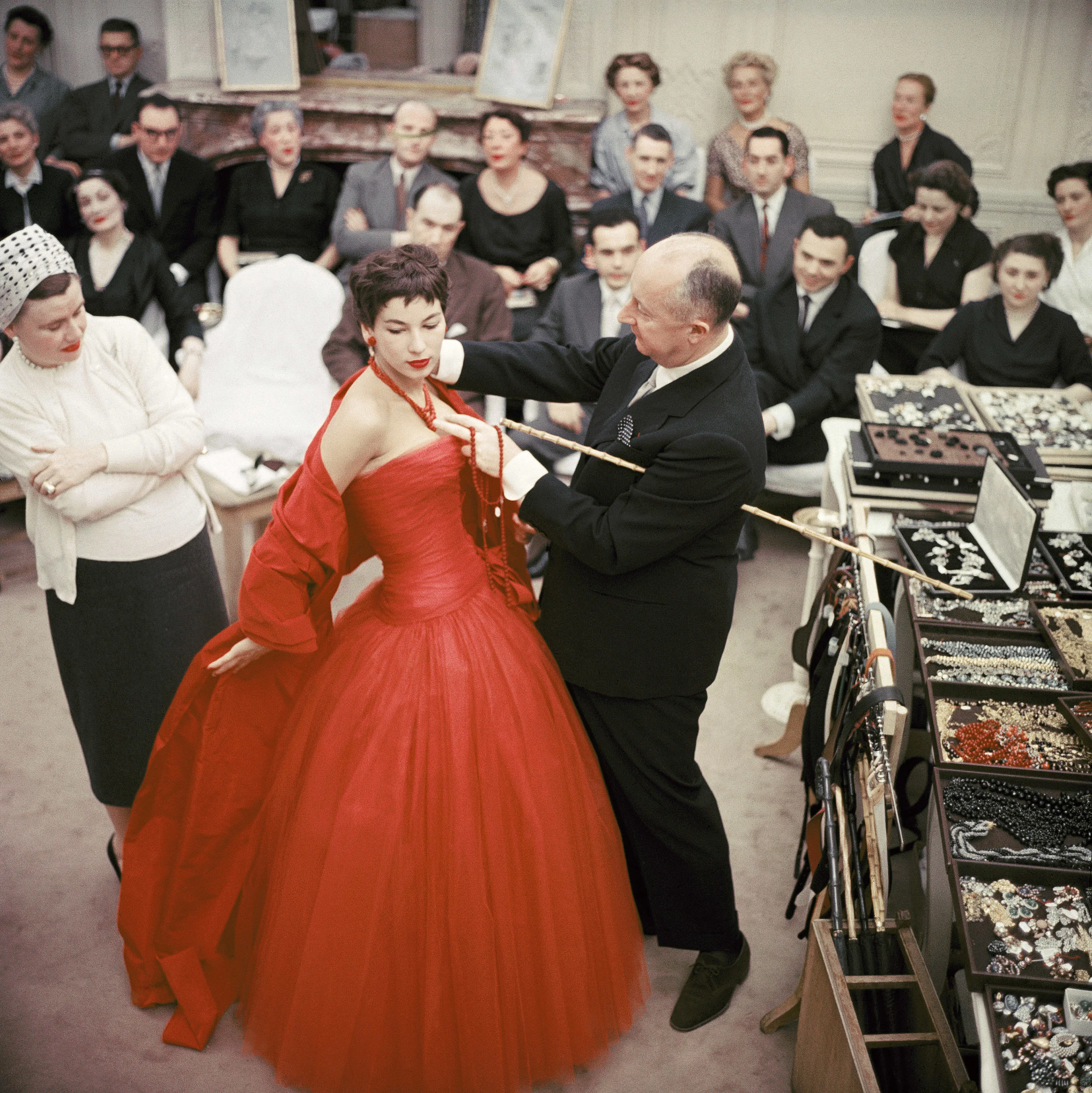 Christian Dior and his team during a fitting.l
