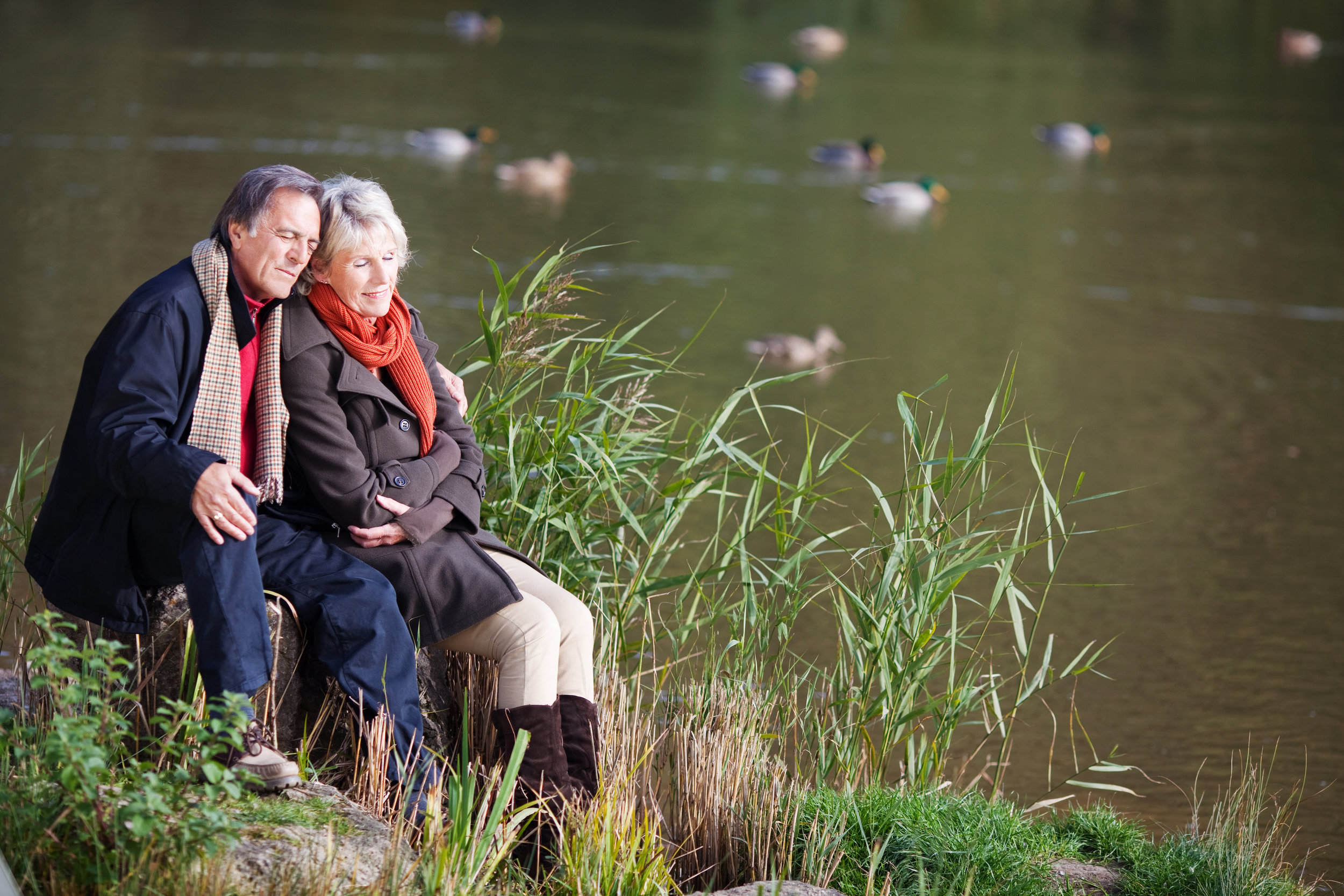 Озеро пожилых людей. Мужчина и женщина в возрасте. Пожилые люди. Пожилые люди на природе. Любовь в пожилом возрасте.