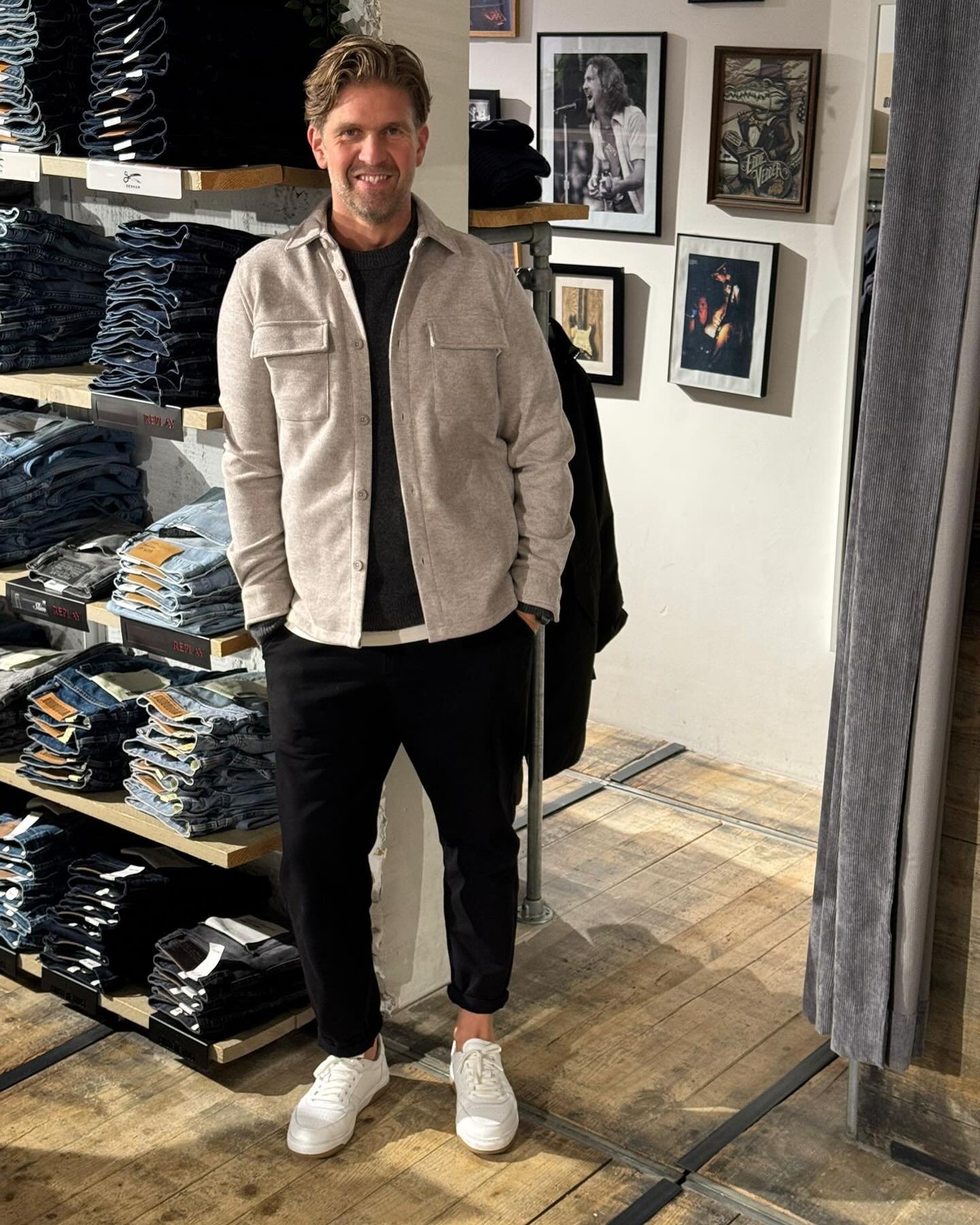 Alex in een nieuwe outfit 😃

Overshirt &euro;159
Donkerblauwe broek &euro;139
Sneakers &euro;199
Trui (heel zacht!!) &euro;150

#weekendoutfit #forhim #zachtstetruiooit #menfashion #lawofthesea #denham #garmentproject #baskinthesun