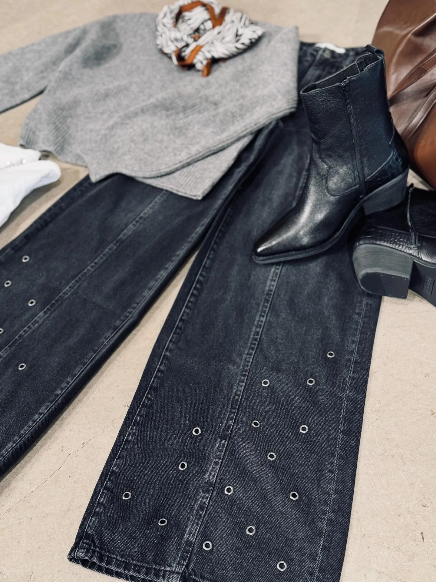 Outfit of the day 🖤

&bull; blouse &euro;119
&bull; jeans &euro;139
&bull; laarzen &euro;119
&bull; tas &euro;49
&bull; sjaaltje &euro;10
&bull; trui &euro;69

#newarrivals #withblack #cocouture #eyelets #denim #ootd #outfitinspo #fallfashion