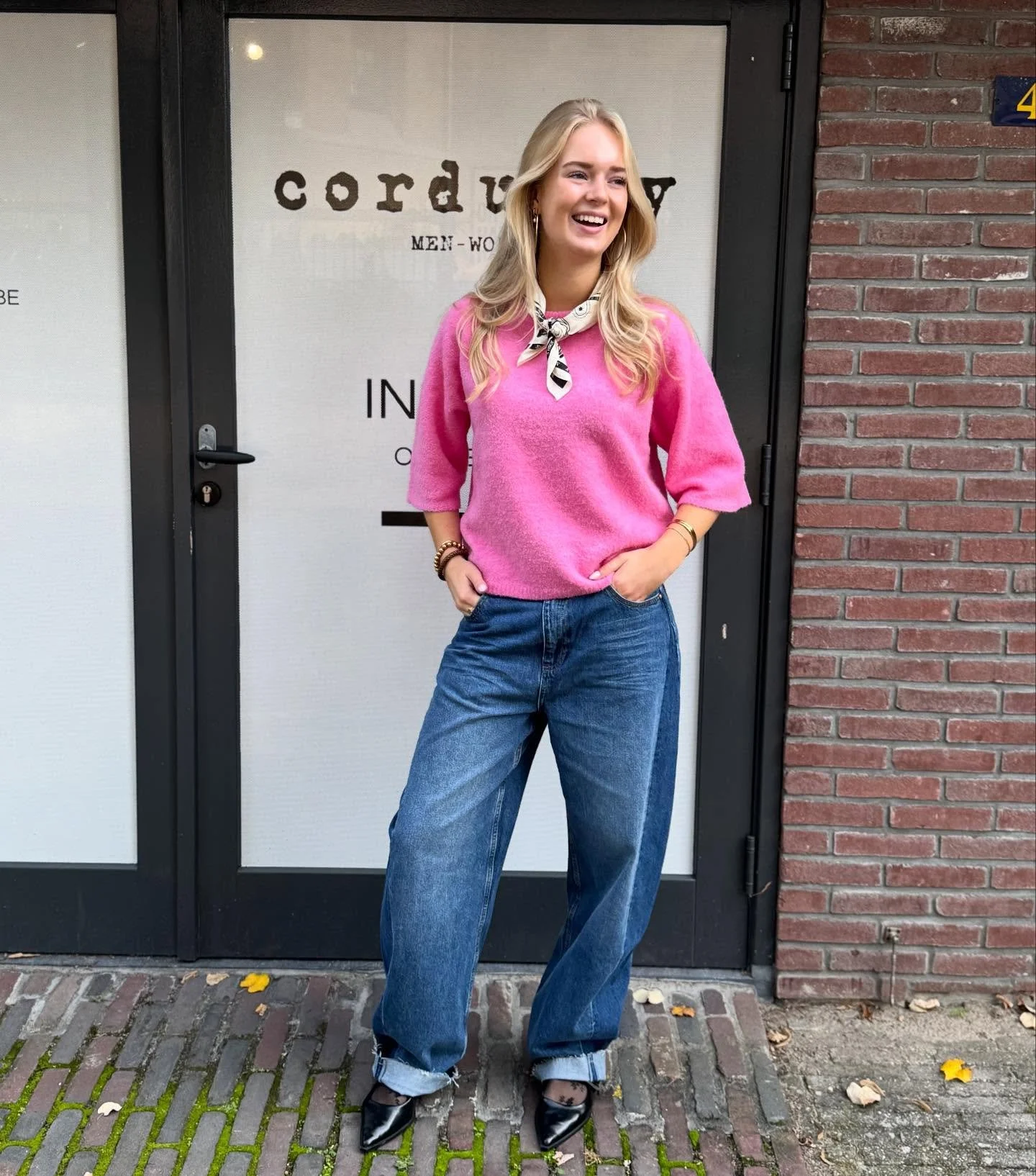 Bijna weekend! Hier twee heerlijke outfits 🩷🩶!

1-  Trui roze &euro;59
  Jeans barrel fit &euro;119

2 - Trui grijs &euro;79
  Jeans grijs met studs &euro;139
  Schoenen ballerina zwart &euro;169

#outfitinspo #studs #balloonfit #barreljeans #fashi