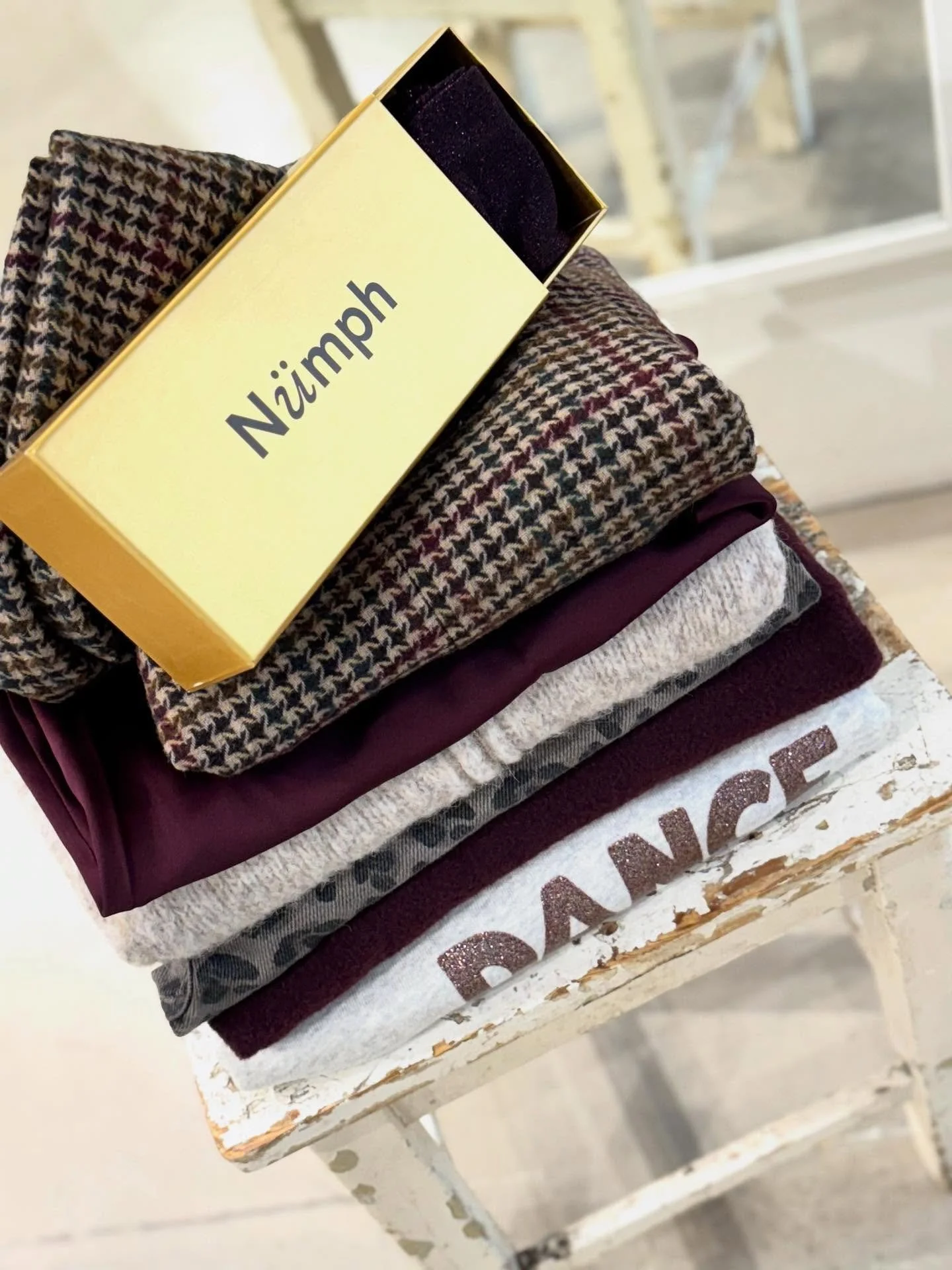 Do a little dance 🪩 🎶 

Blazer &euro;69
Vest &euro;179
Rok &euro;38
Trui aubergine &euro;89
Sweater &euro;129
Panterjeans &euro;159

#outfitinspo #checks #bordeaux #aubergine #fashionstore #satin #panter #mixitallup #bybar #vilaclothes #catwalkjunk