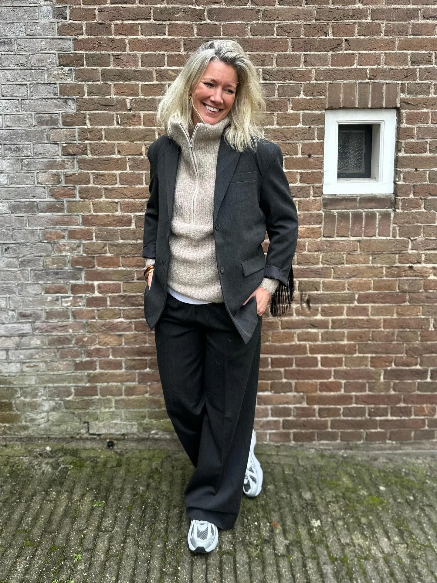 Casual suits 🩶🤎!

Veel grijs en bruin dit najaar! Mix het met zachte tinten en stoffen zodat het stoer staat en lekker warm is 😊

De franjes van pak 1 kun je eraf ritsen! 

Grijs pak:
Blazer met franjes &euro;189
Pantalon met elastiek (👍🏻) &euro