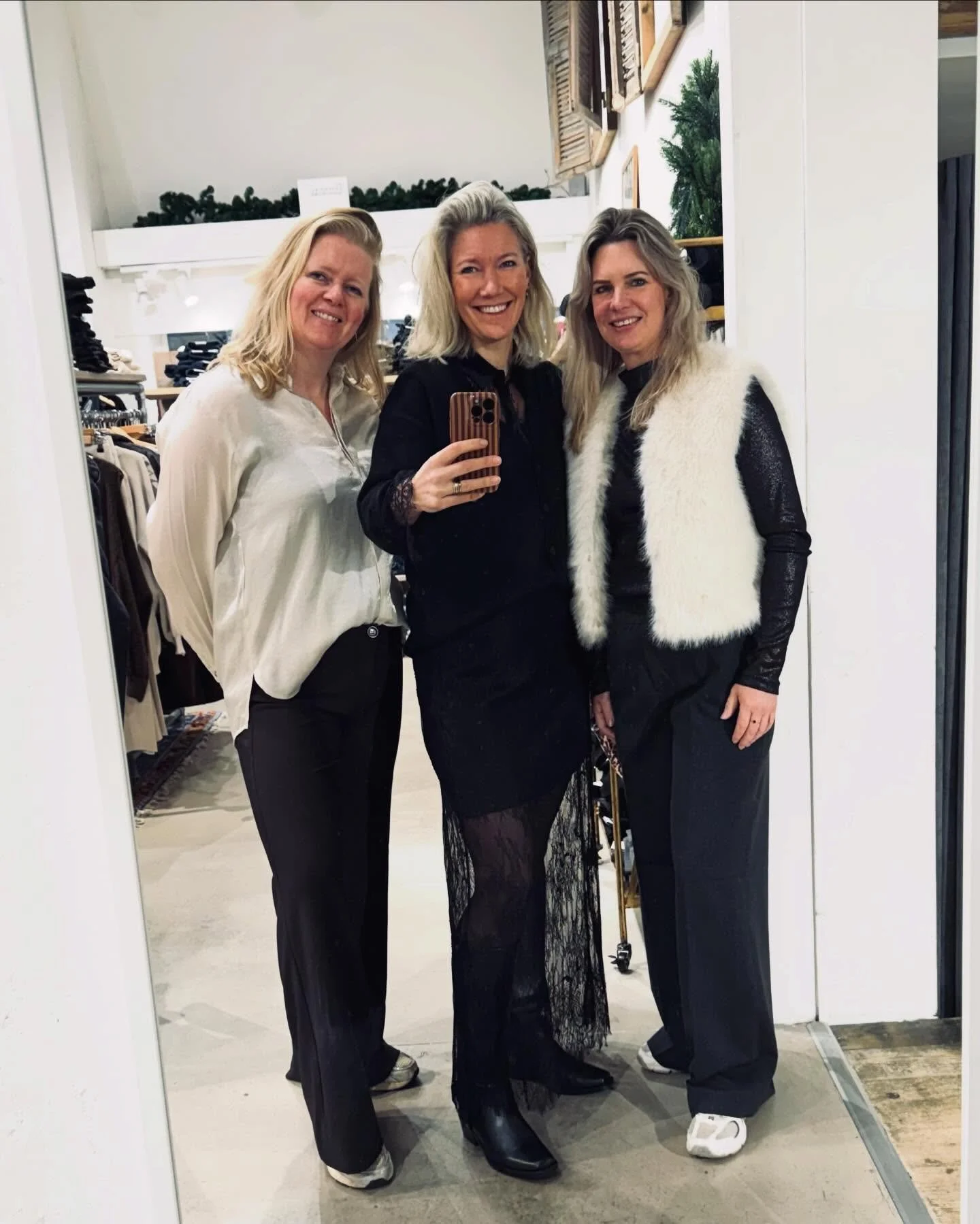 Goodmorning!! 
Zin in leuke (kerst 🎄) outfits? Wij zijn er klaar voor 🪩💫😘