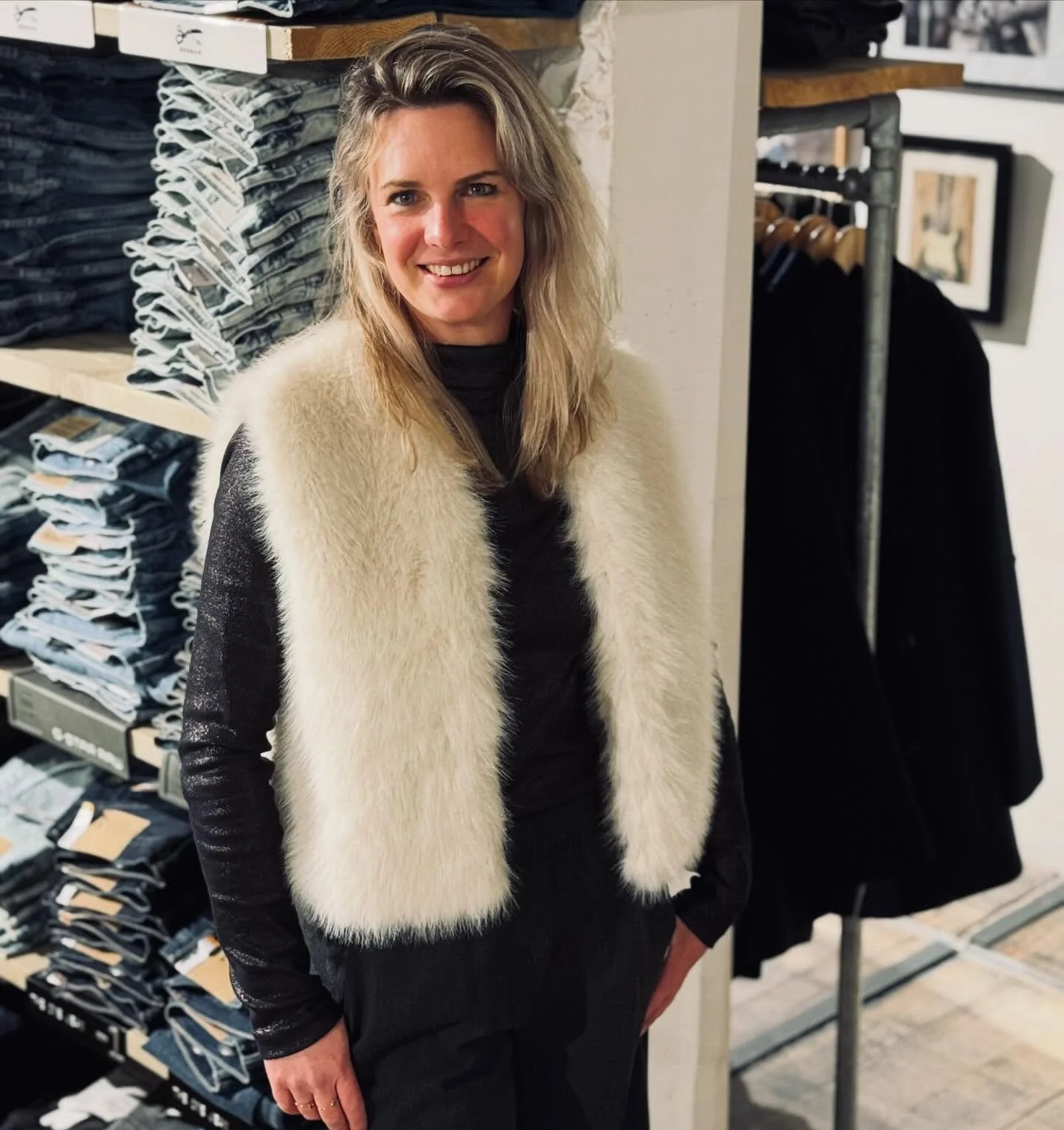 Nog even het leuke (kerst) outfit van Bianca.
Warm met een subtiele glitter in het colletje ✨

Pantalon &euro;129
Bontje &euro;119
Coltrui &euro;49

#outfitinspiration #casualchristmasoutfit #sparkle