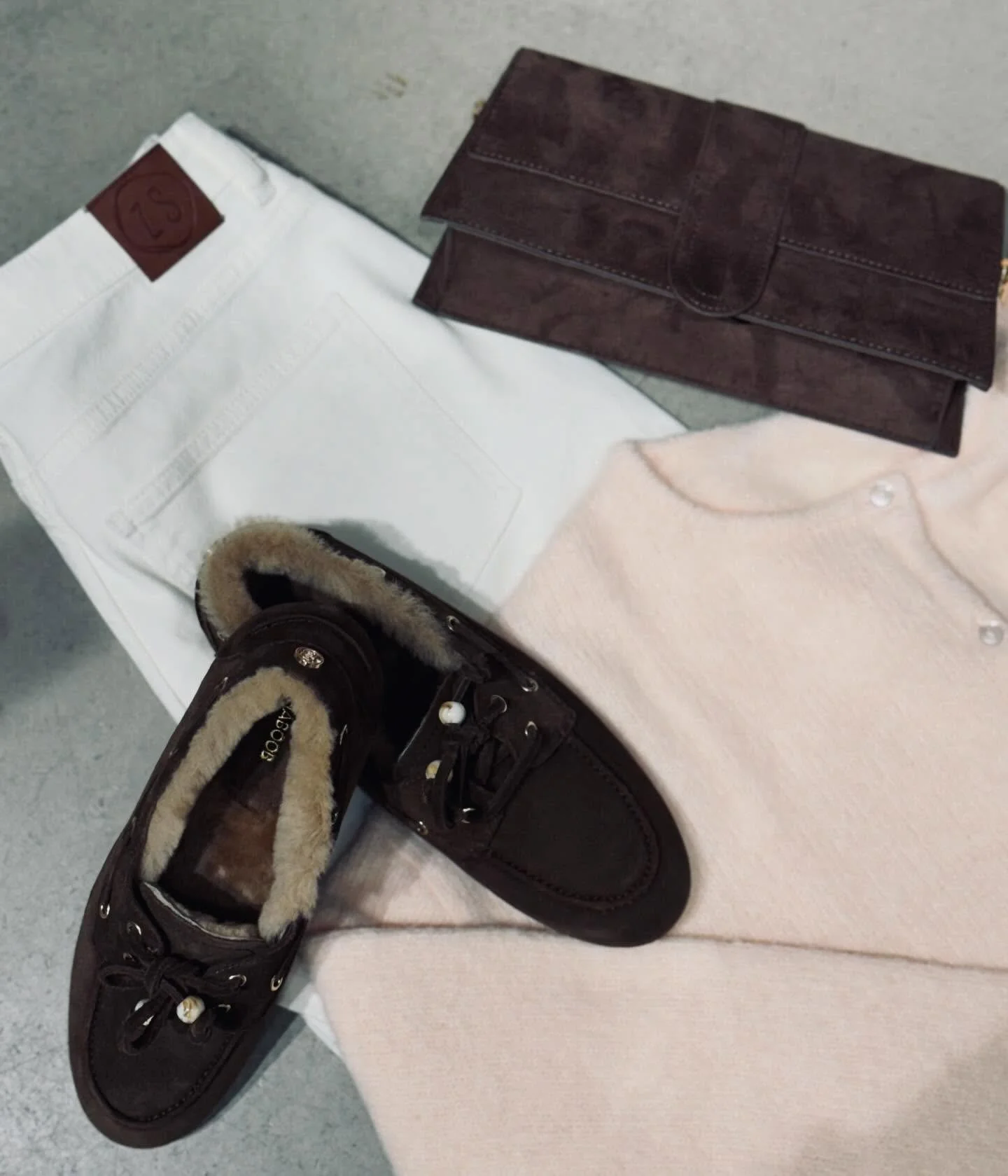 Er komen alweer allemaal nieuwe collecties binnen 🤩!!

Vestje lichtroze &euro;79
Denim off white recht model &euro;89
Bruine schoenen &euro;119
Tasje &euro;39

#newarrivals #zusss #outfitinspiration