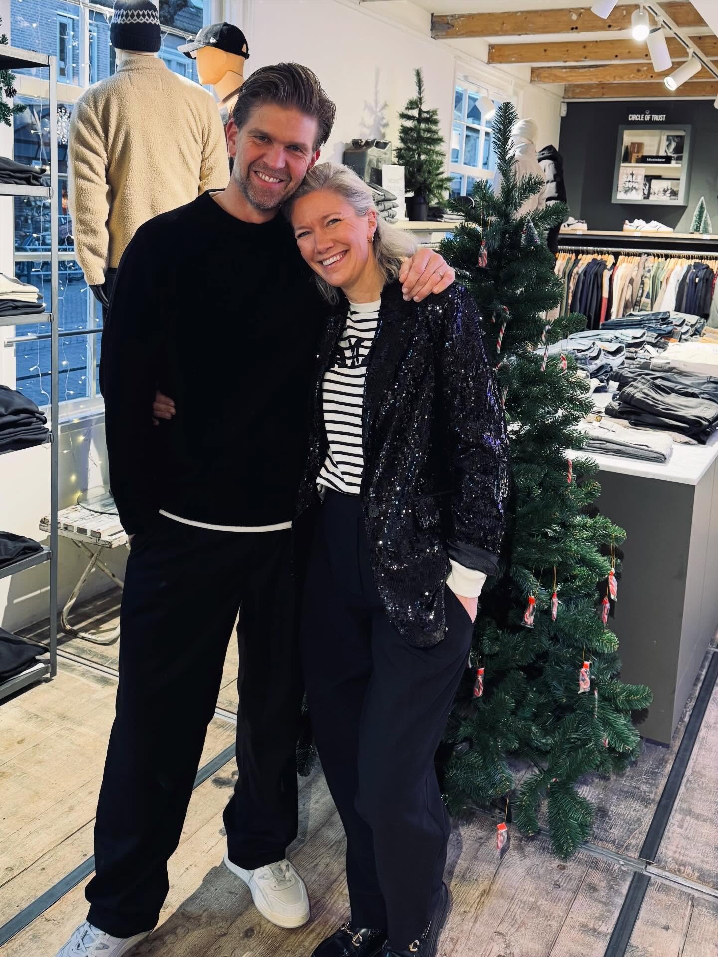 Lieve klanten,

Wat een gezellig drukke dagen 🥰✨!
We wensen jullie hele fijne feestdagen❤️. 
Wij gaan ook even genieten met onze familie. 
Zaterdag zijn we er weer 😘