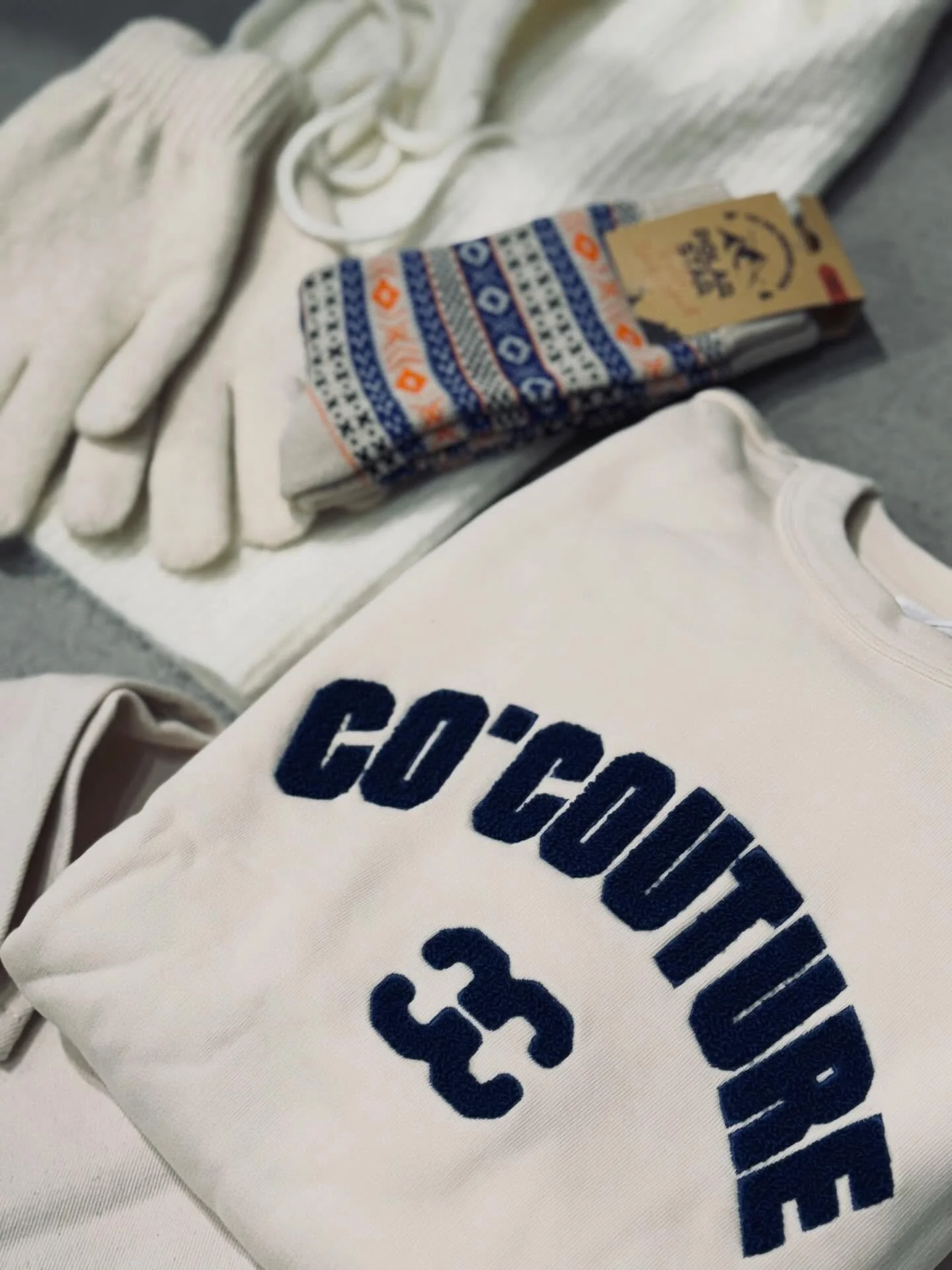 Lekkere winteroutfits 🤍❄️

&bull; trui Co&rsquo;couture &euro;109
&bull; ecru barrel Jeans Kuyichi &euro;139
&bull; handschoenen &euro;29
&bull; muts sjaal in 1 - &euro;49

&bull; pantertrui (warm!) &euro;119
&bull; wide fit jeans Kuyichi &euro;139
