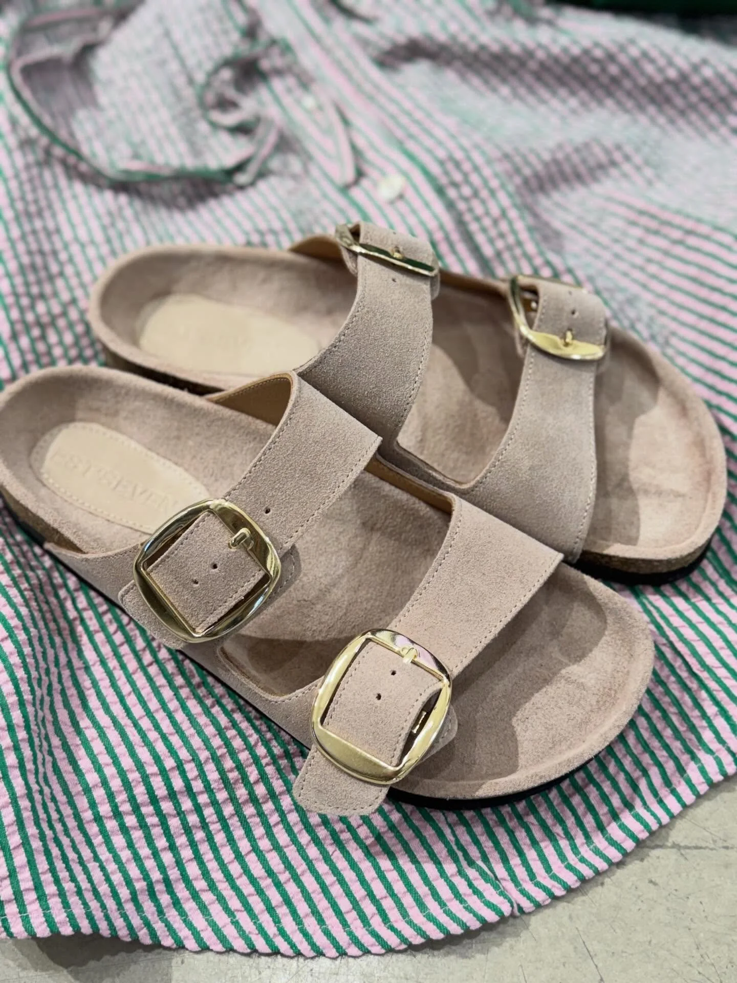 Outfitinspo! Dit mooie katoenen streepje van POM is zo leuk. Er is een jurkje en een blouse van, welke kies jij..? 

Jurk &euro;159
Slippers &euro;119
Tas &euro;25
Balloon fit jeans &euro;119
Instappers &euro;129
Blouse &euro;139
Kettingen vanaf &eur