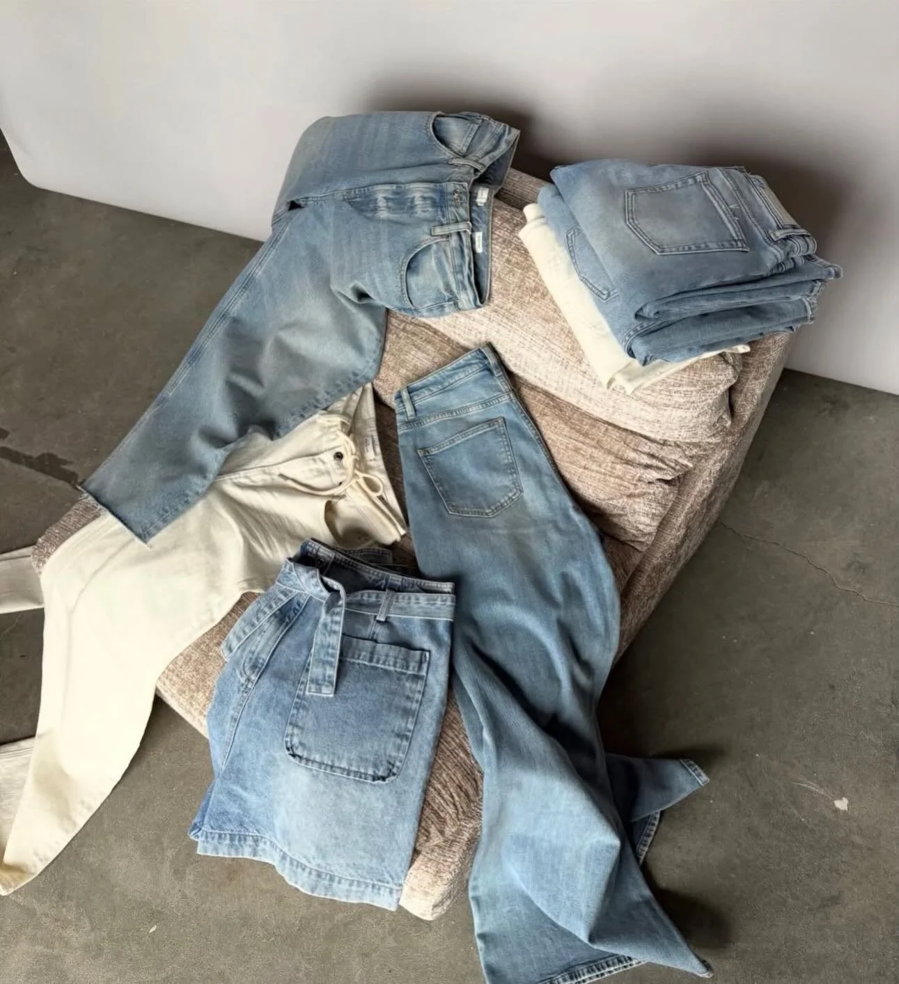 Denim vibes 🤍

Nieuwe jeans nodig? Wij helpen je graag!

#circleoftrust #denhamthejeanmaker #kuyichi #gstar #loisjeans 

AND MORE!!