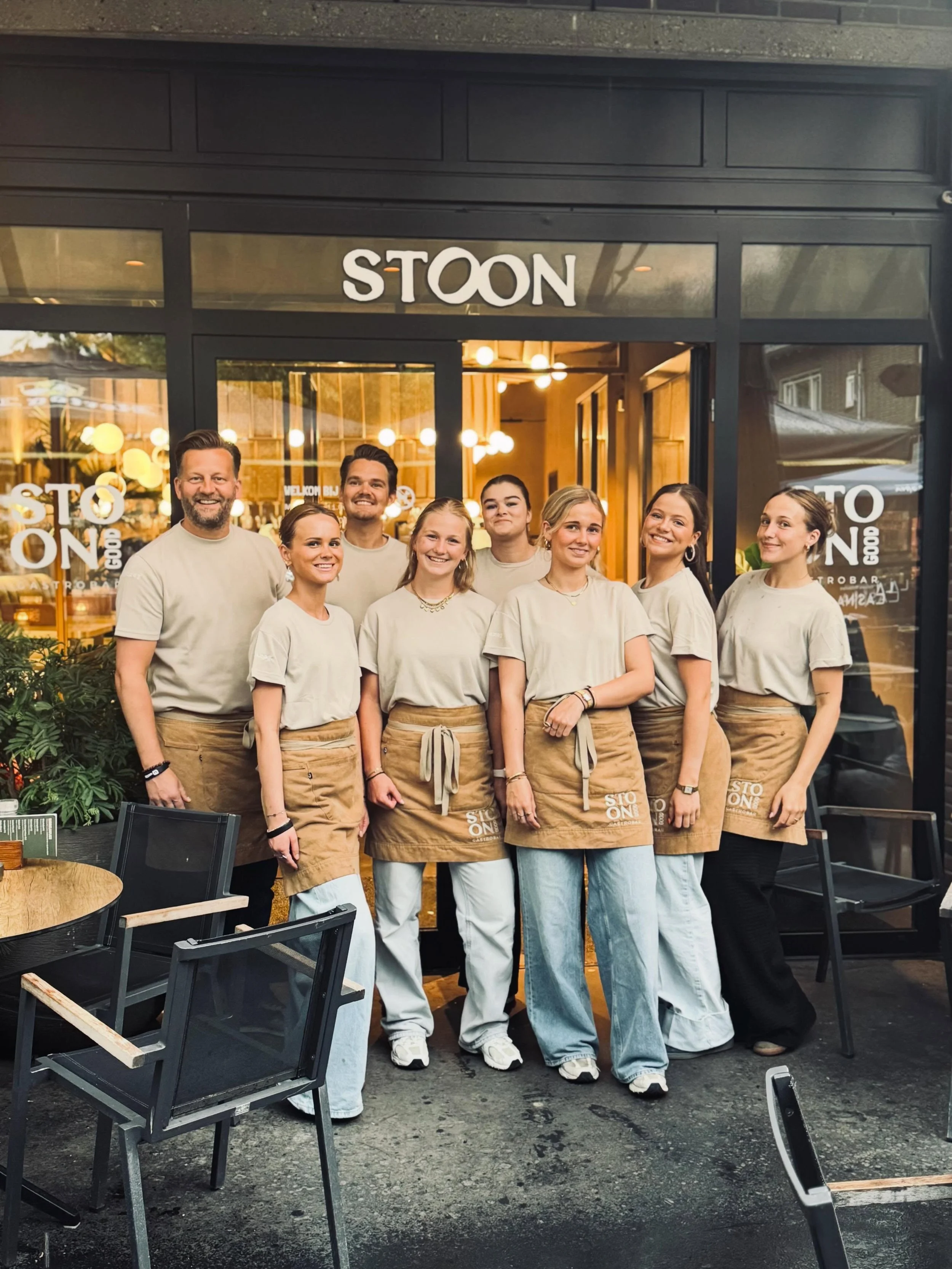 Stoon in het nieuwe Corduroy summer werk outfit 😃! En zo leuk, allemaal verschillende prints op de achterkant🤩
Staat goed 👍🏻! 

#workoutfit #hartvanhuizen #etenenshoppen