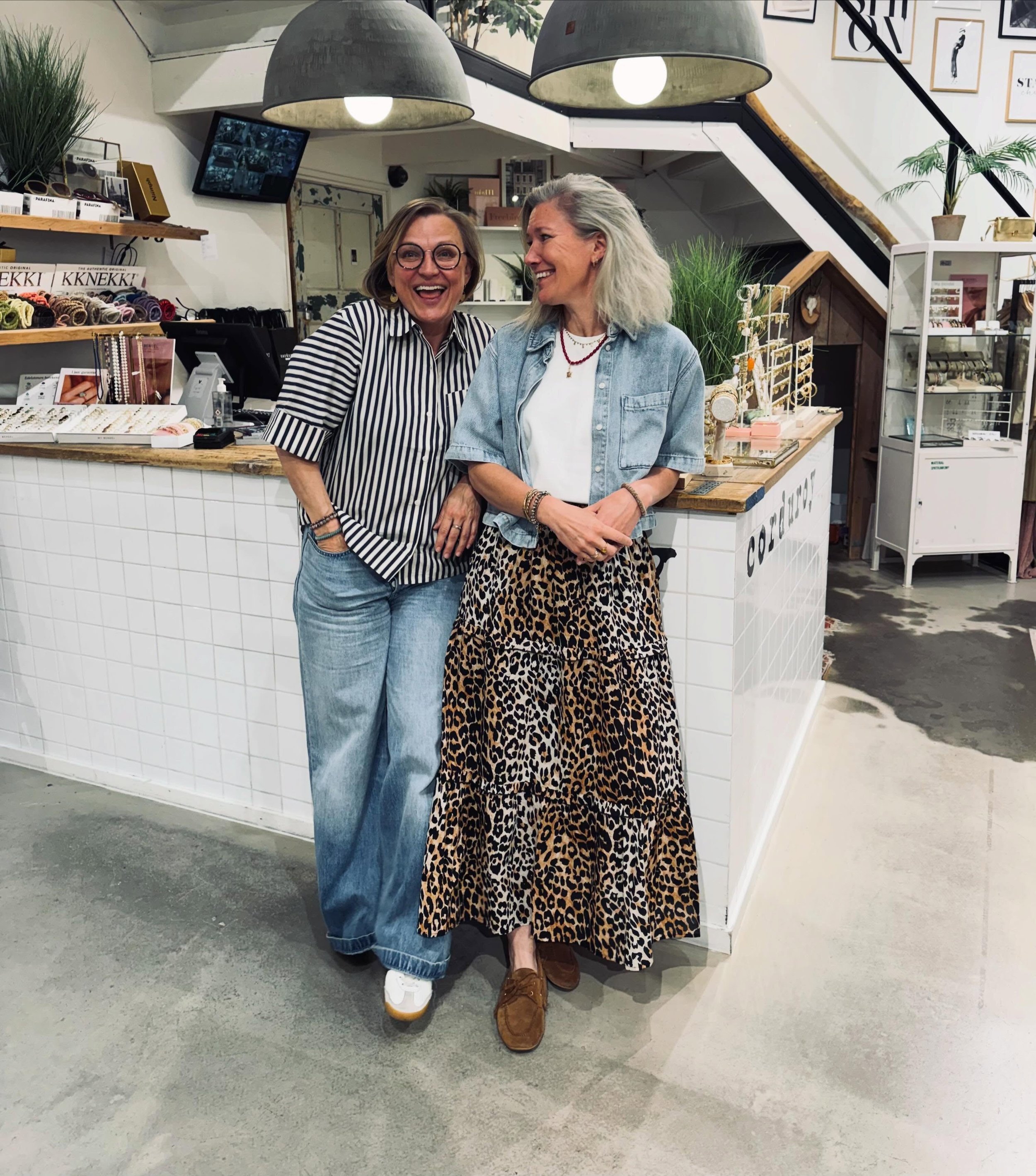 Lekker weertje vandaag ⛈️☀️😜!
Maar hier is het lekker droog binnen met heel veel leuke zomersetjes 👗👕👙🩳🥿

Agnieska:
Broek Denham &euro;189
Blouse Circle of Trust &euro;79

Ing:
Denim blouse Catwalk Junkie &euro;129
Rok With Black &euro;89
T shi