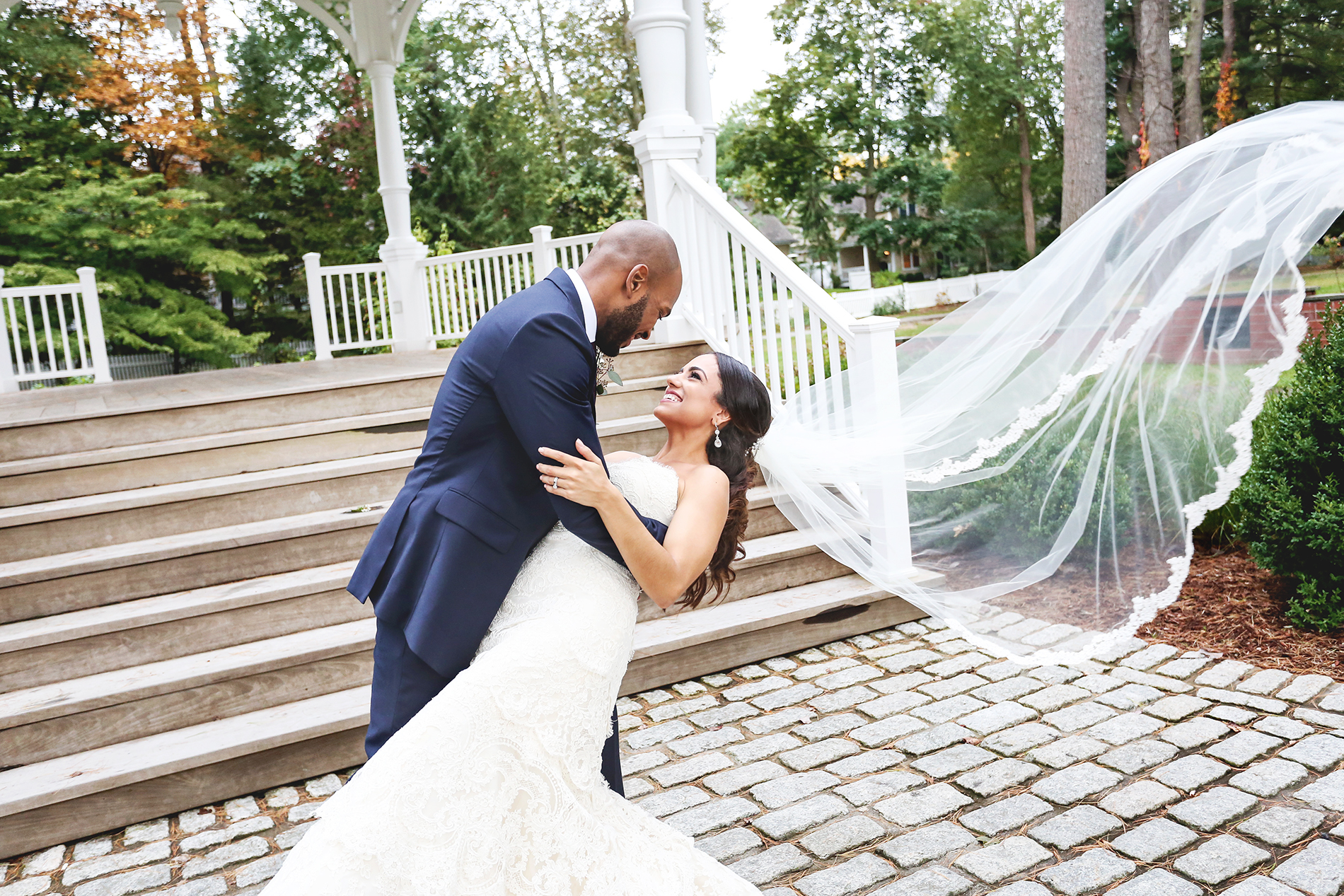 outdoor wedding  bride and groom photography 