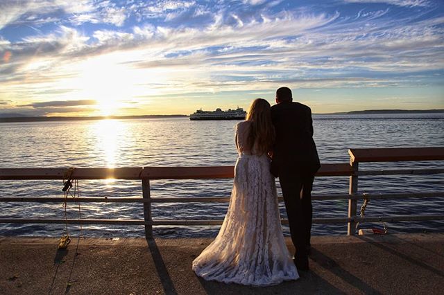 Ended a great day with a stunning sunset &lt;3
.
.
#weddingphotography #sunsetportraits #summersunset #bridalportraits #husbandandwife #weddingphotographer #vows  #LindelofPhotography #LPwedding #LPcouples #washingtonphotographer #seattlewedding #bri