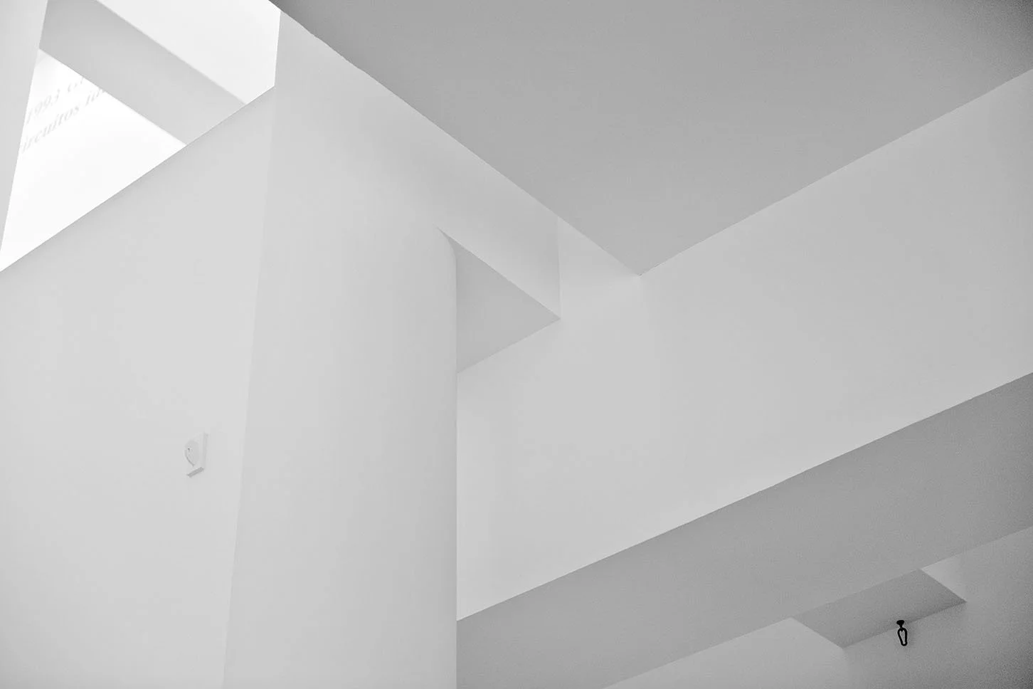 Vue intérieure d'un bâtiment moderne avec murs blancs, plafond en béton et lumière naturelle, MACBA, Art Modern, Barcelone, Art Contemporain,