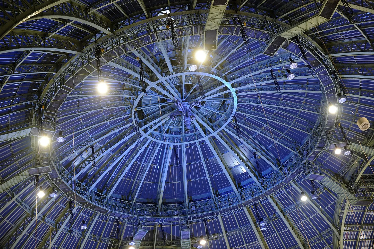 Verrière du Grand Palais, éclairée par plusieurs lumières de plafond, vue en contre-plongée. Paris, France, Nuit, bleu, architecture