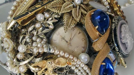 Katie's Gatsby-inspired brooch bouquet was full of sentimental jewellery from her grandparents