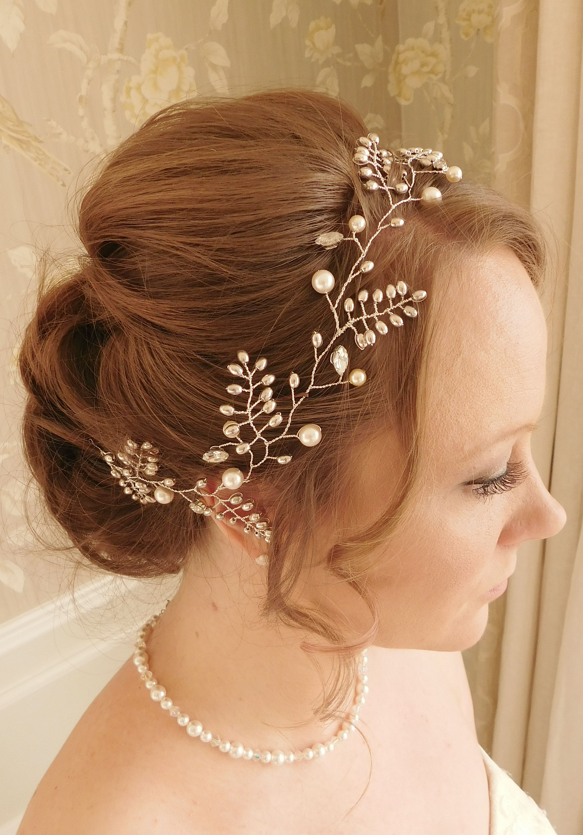 " Elizabeth hair vine ", worn to the side