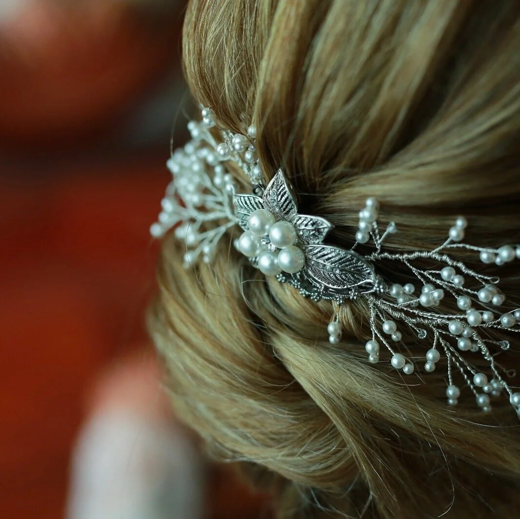 How to Choose The Perfect Hair Accessories for your Wedding Day – Pearls &  Lace