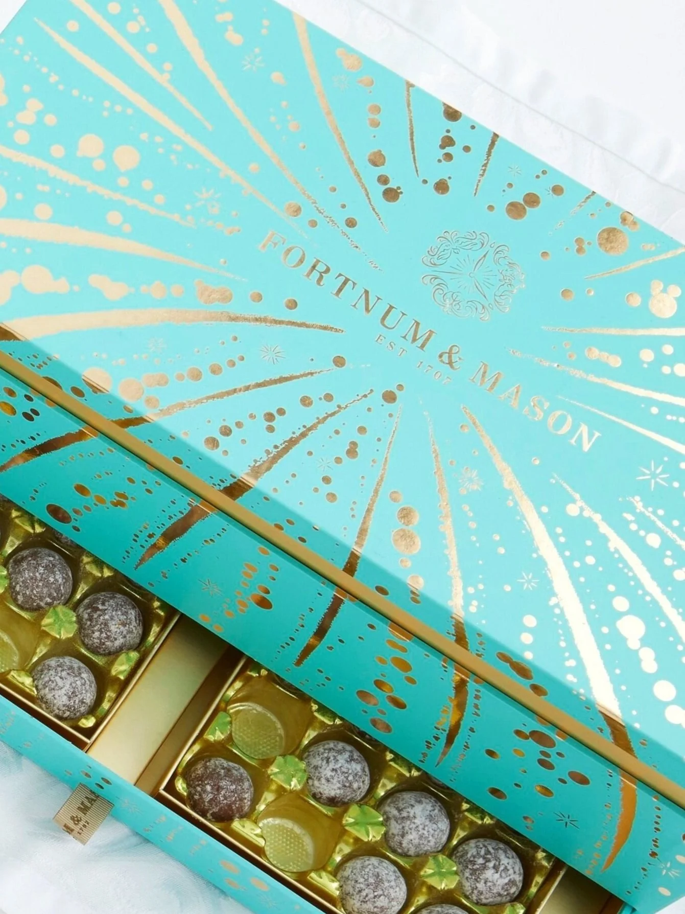 FM_XMAS_2019_BROCHURE_CHAMPAIGN_AND_CHOCOLATE_GIFTBOX_CUTOUT%252B19%252Bcopy.jpg