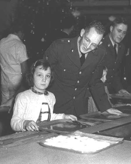 Serving line with a soldier at Christmas, 1950