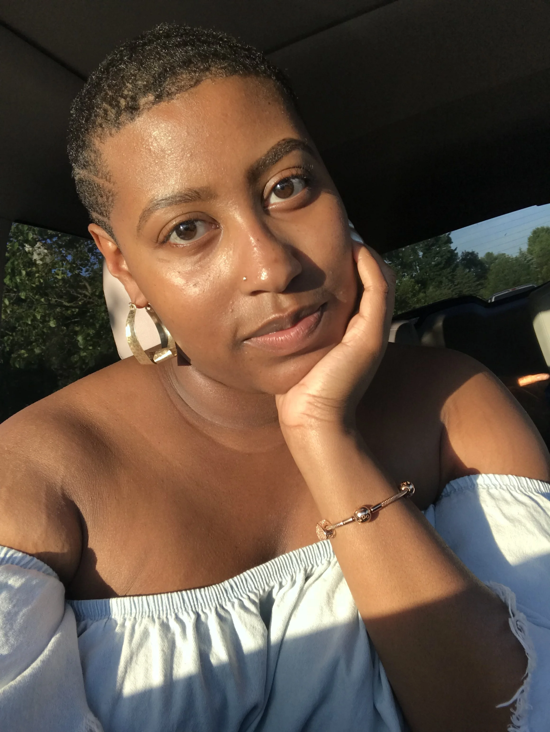 I've been able to go without makeup all summer since I started using the Green Face Oil. My eyebrows were filled in with a semi-permanent tint, but I was foundation, concealer and contour-free in this picture!