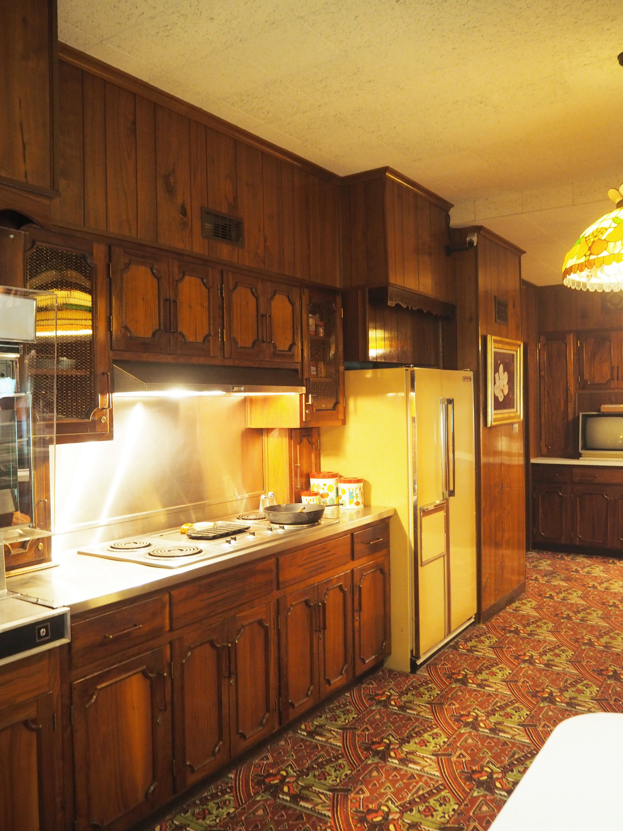  Elvis Presley's Graceland kitchen. To see more pics, click on the photo. 