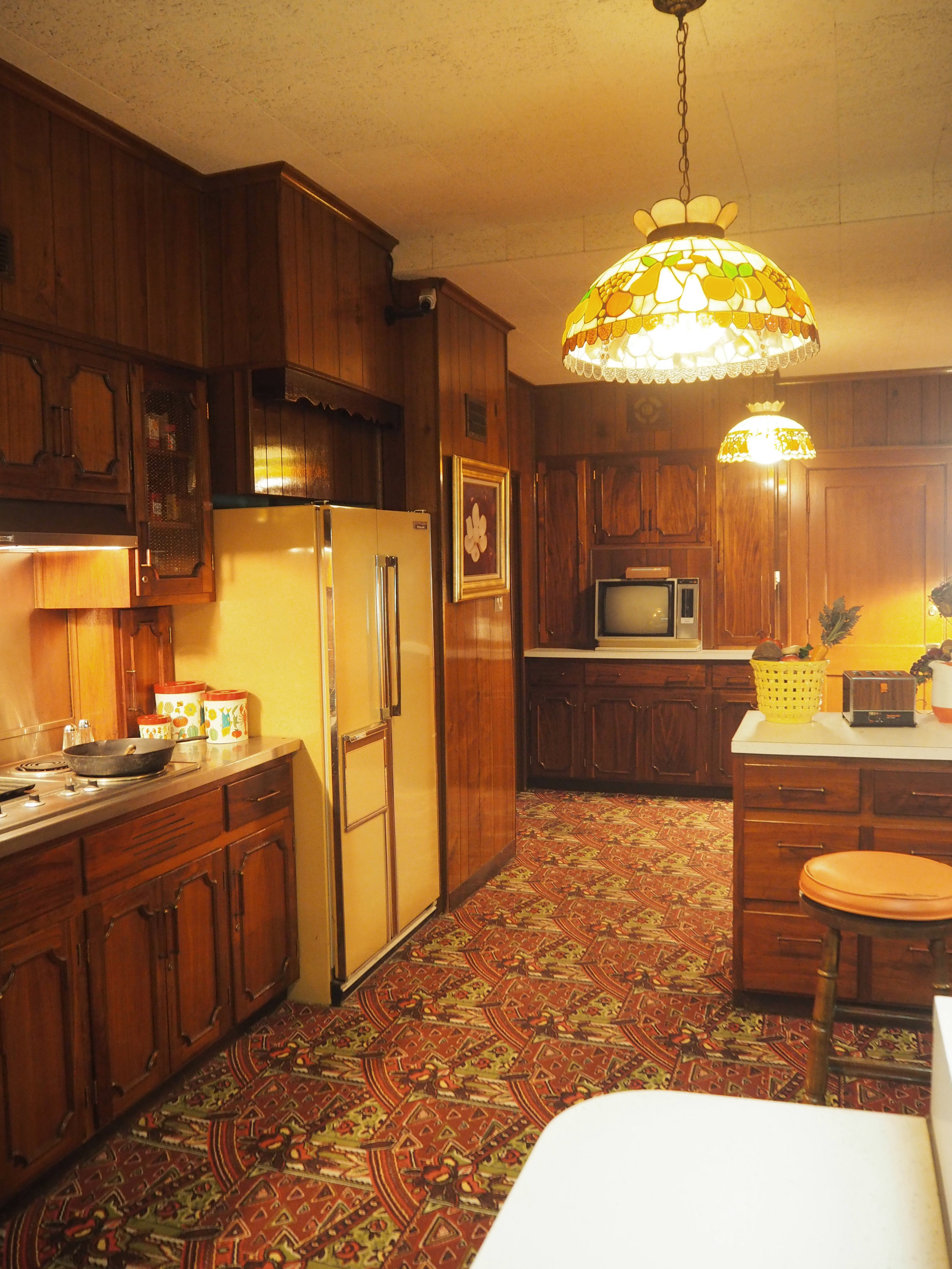  Elvis Presley's Graceland kitchen. To see more pics, click on the photo. 