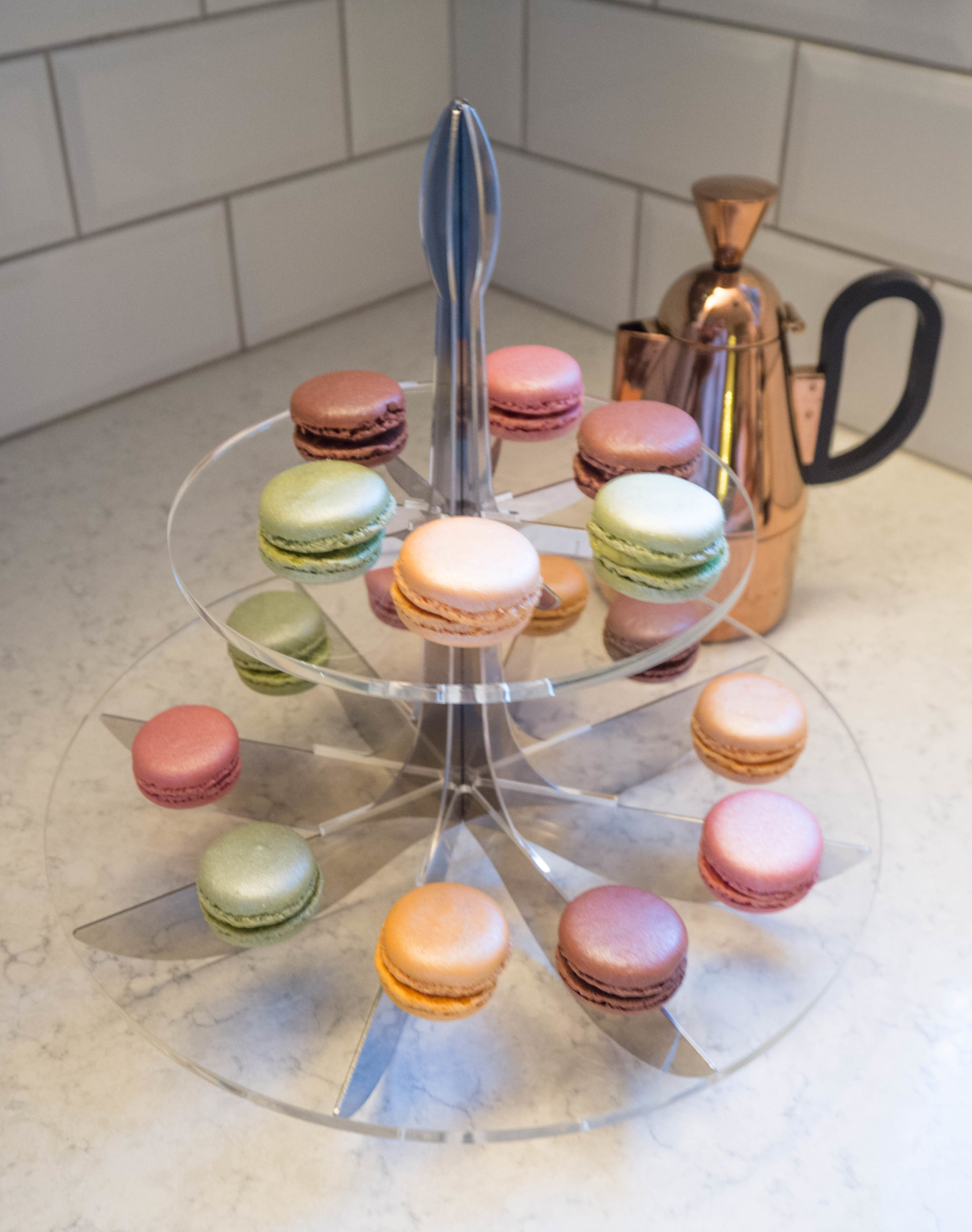 The be&liv lily cake stand