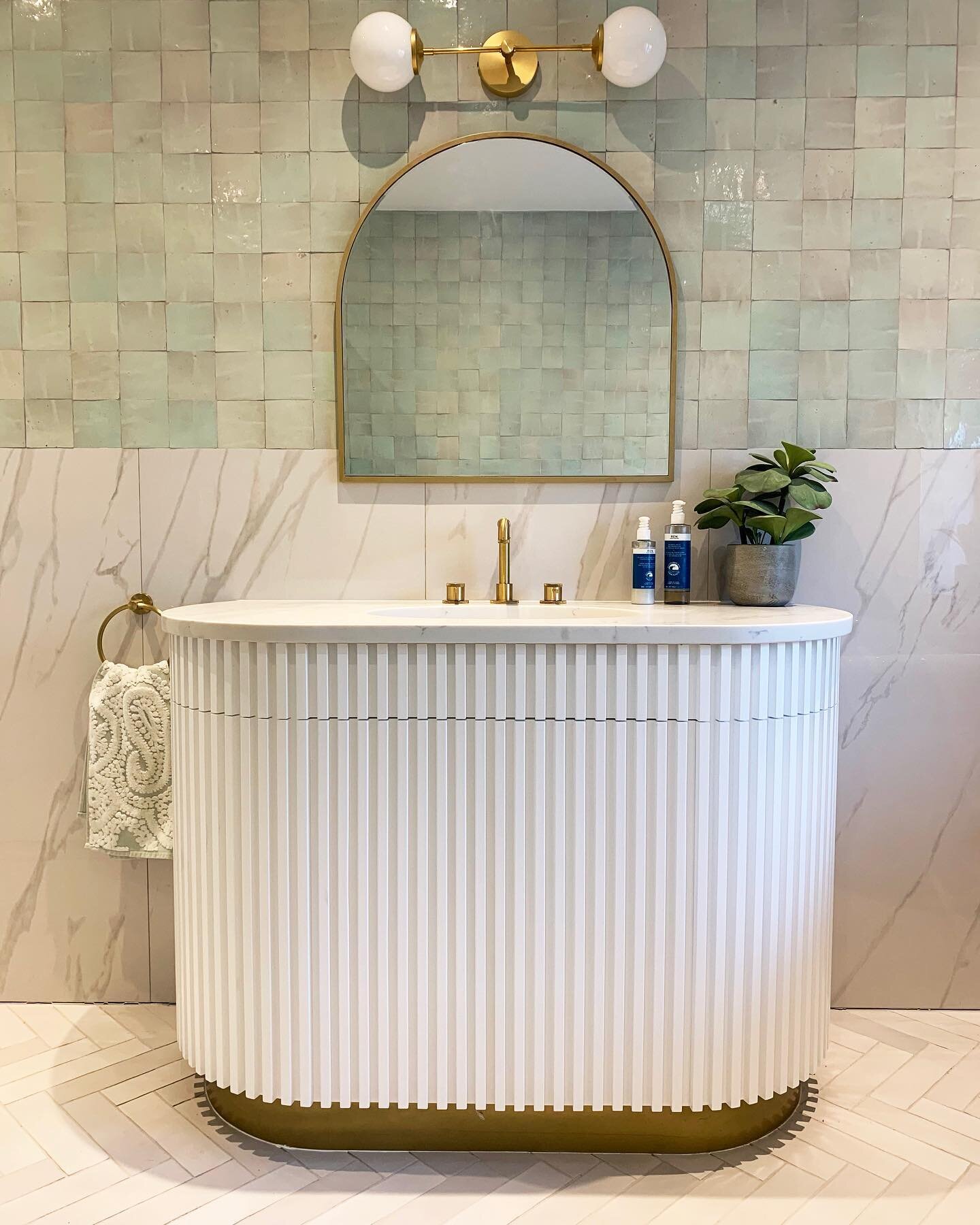 This week has been all work work work and not much play, so I&rsquo;m just going to leave this picture of my bathroom vanity here, whilst I go pour myself a deserved large one 🥂🍸🍹.

What&rsquo;s everyone&rsquo;s plans for the weekend?

#Bathroomde