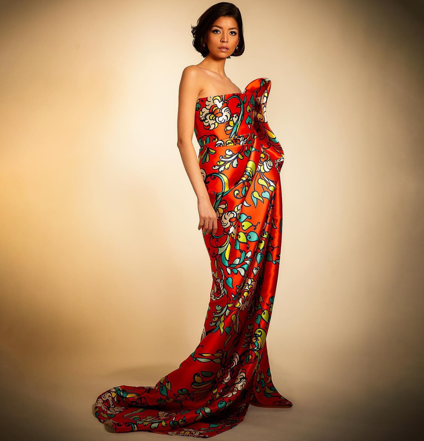 🏵Maiolica Monday🏵
Lustrous mikado swirls throughout this hand-draped gown, that features a vibrant maiolica motif, creating a striking silhouette for the #MichaelFausto Chapter VI Collection